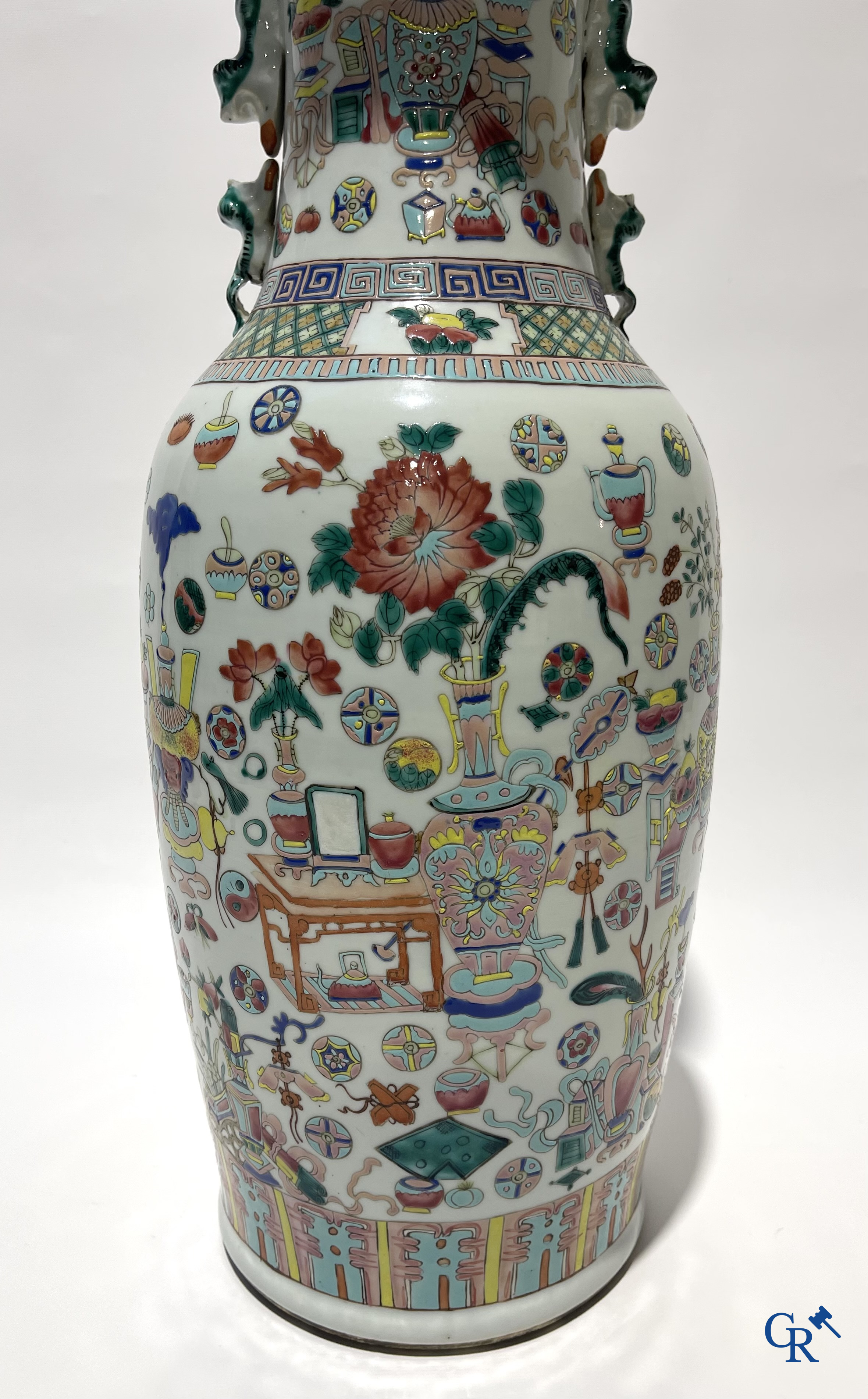 Asian Art. Chinese porcelain. A large Chinese vase with one hundred antiquities decor and Fu lion handles. 19th century.