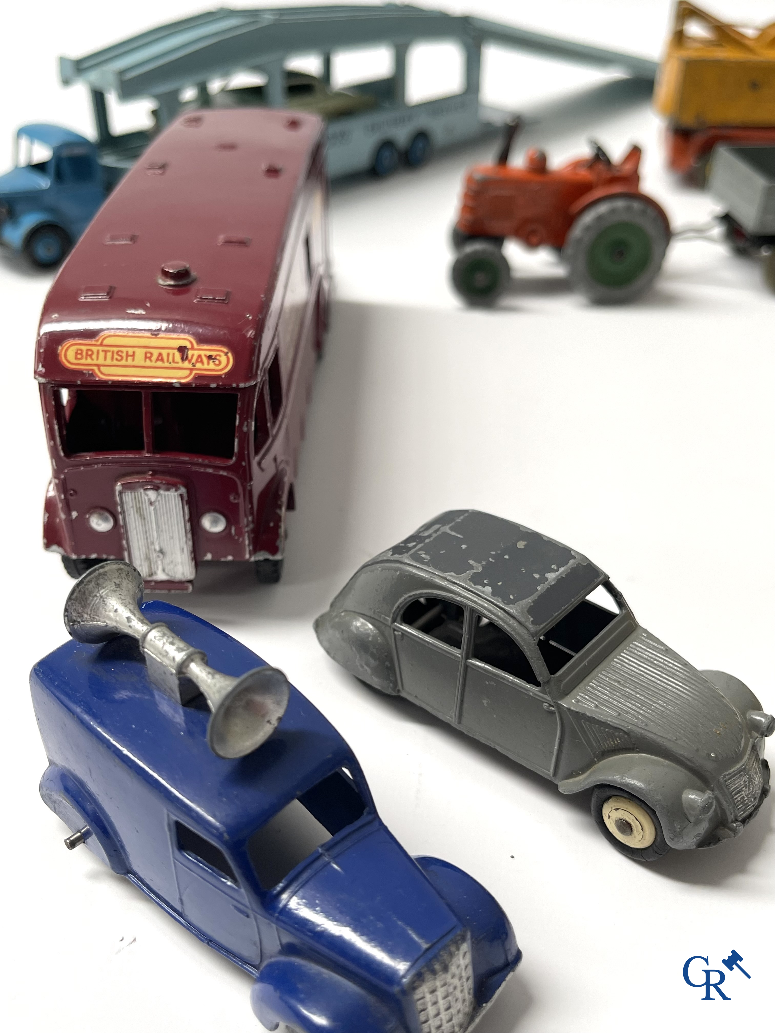 Vieux jouets. Intéressant lot de jouets. Dinky toys, Prameta Kölner Automodelle, Contstruction Jeep Japan, etc.