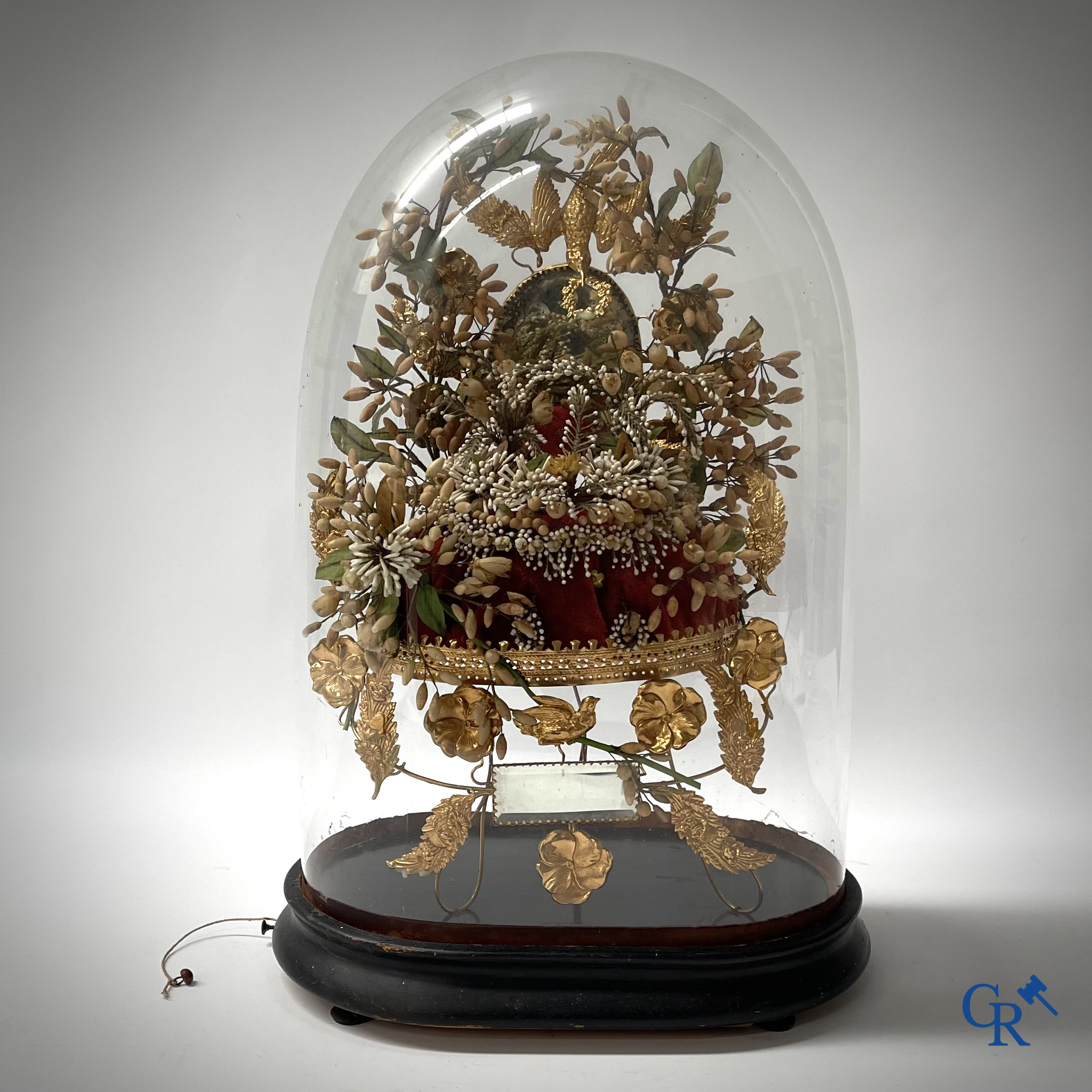 Muziekdoos. Een globe met bruidsboeket, spiegels en ornamenten in vergulde messing. Met ingewerkt muziekmechanisme.