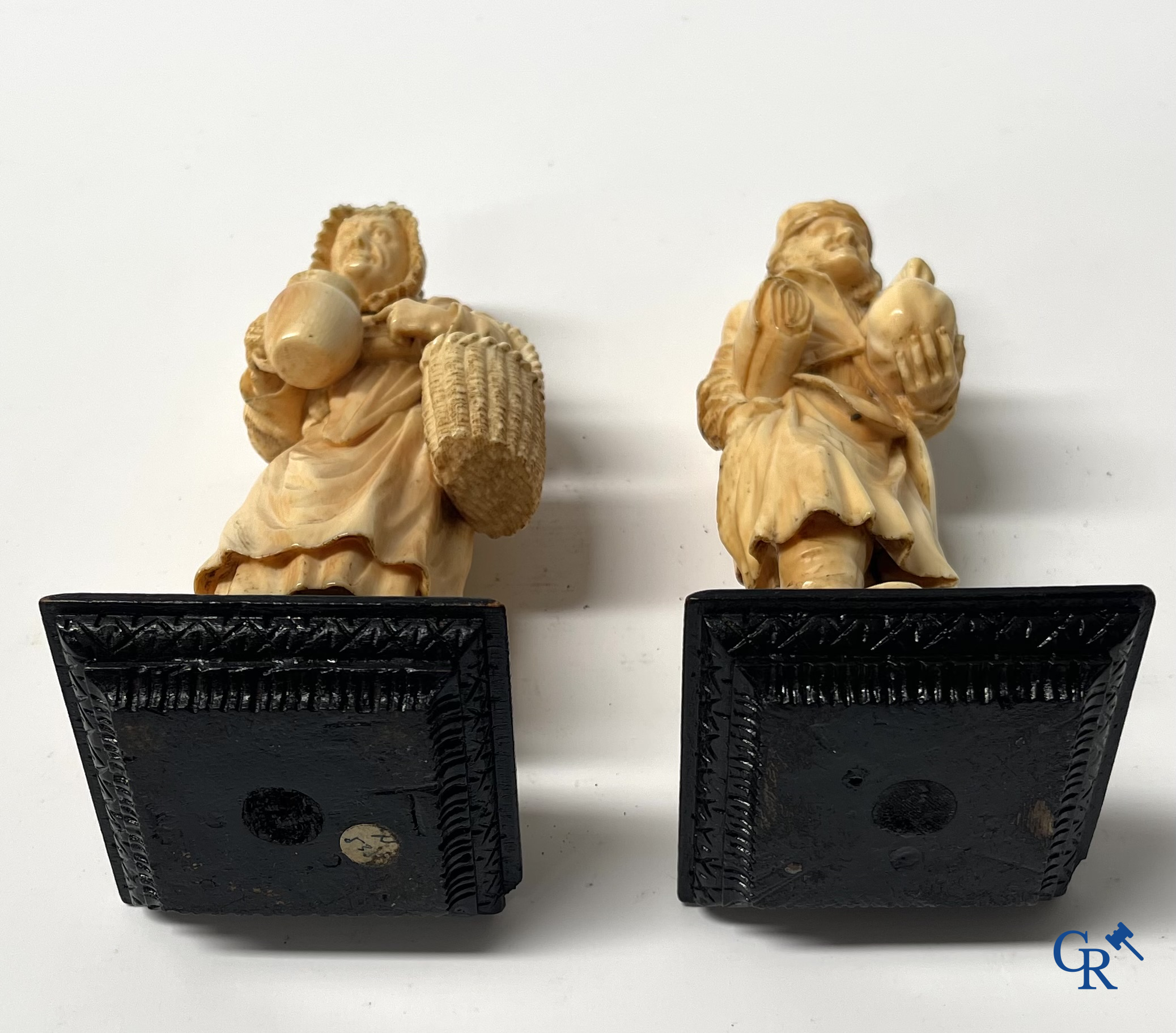 Few characters in sculpted bone on a black lacquered wooden base. Germany or France, 19th century.