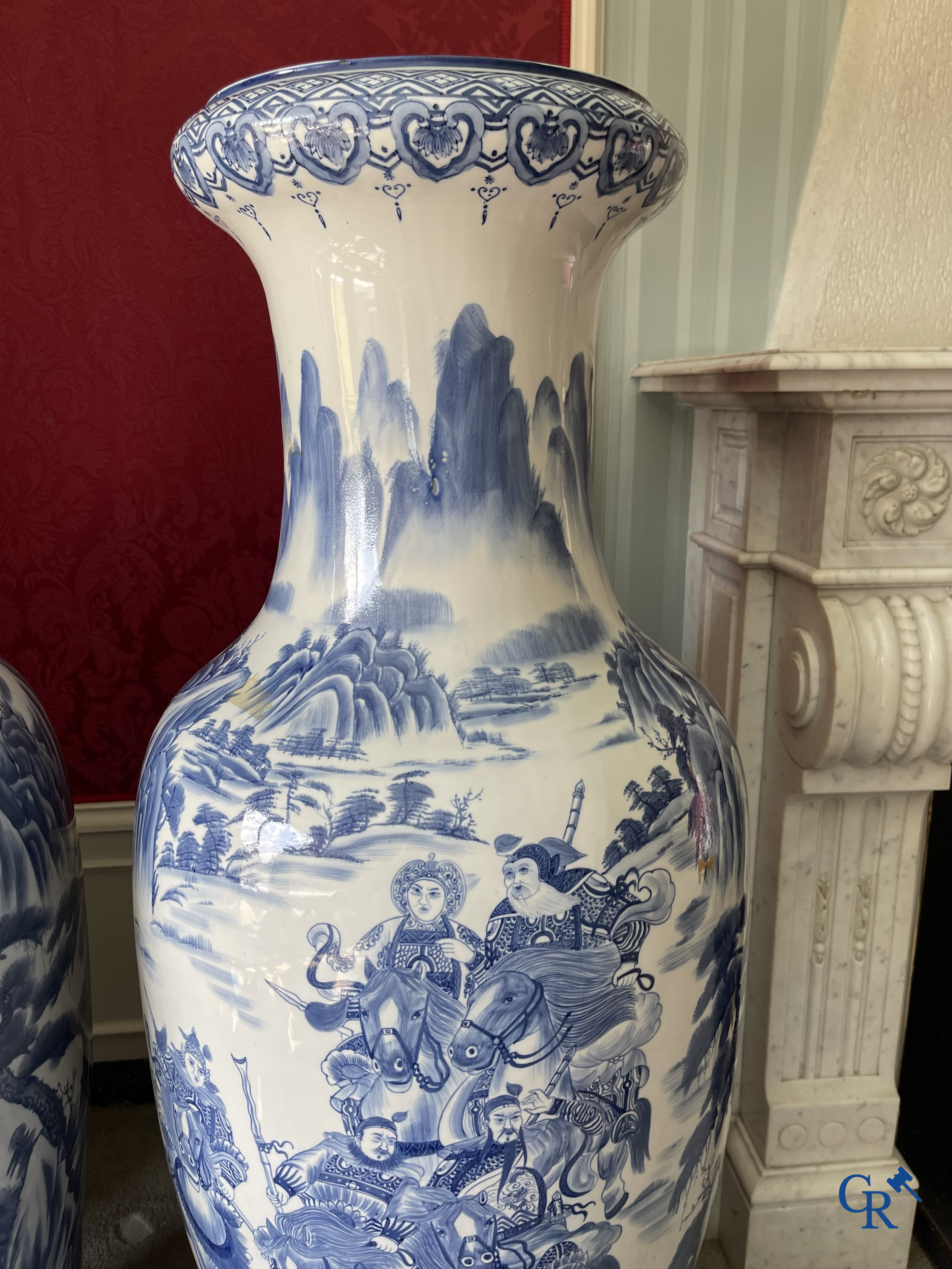 Art Asiatique, porcelaine chinoise. Importante paire de vases chinois en porcelaine bleu-blanc. Décor des guerriers. XXe siècle.