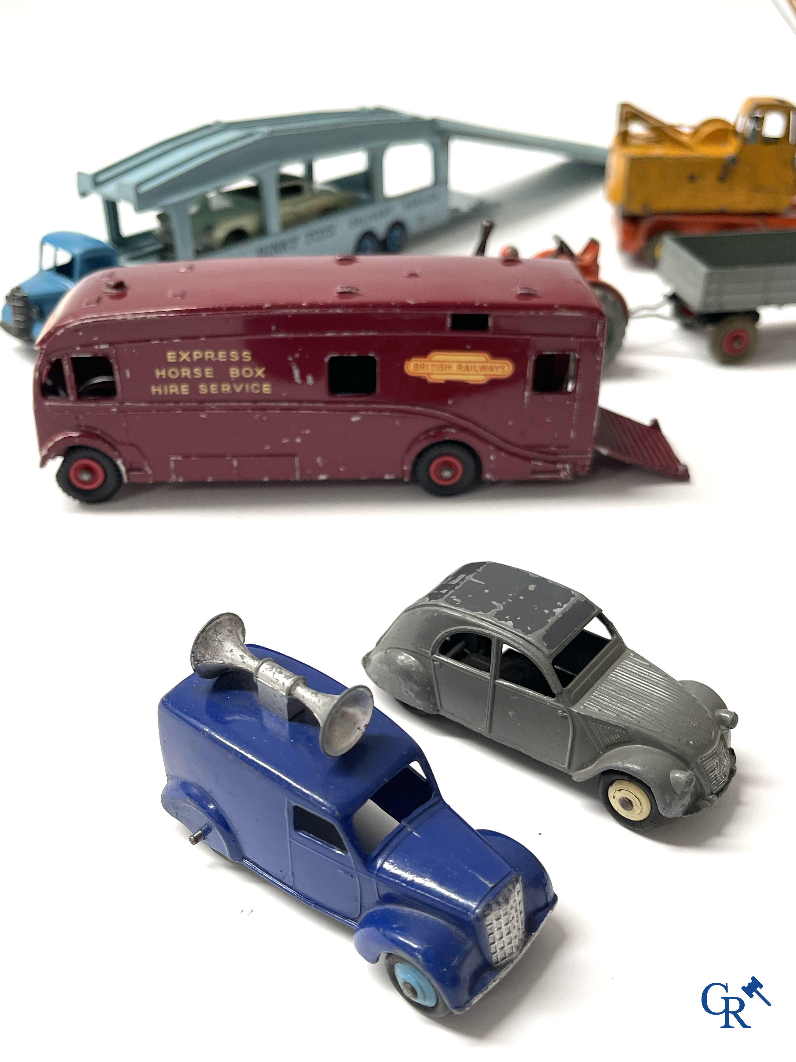Vieux jouets. Intéressant lot de jouets. Dinky toys, Prameta Kölner Automodelle, Contstruction Jeep Japan, etc.