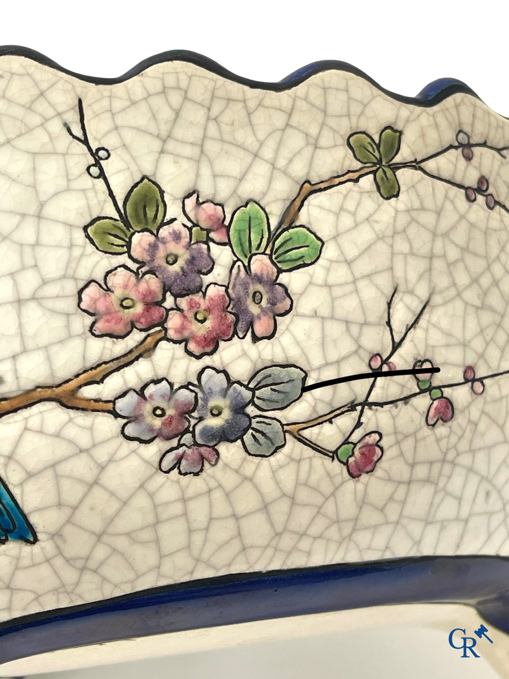 Longwy France, Société des Faienceries. Grote jardiniere of milieu de table in geëmailleerde faience. Circa 1900.
