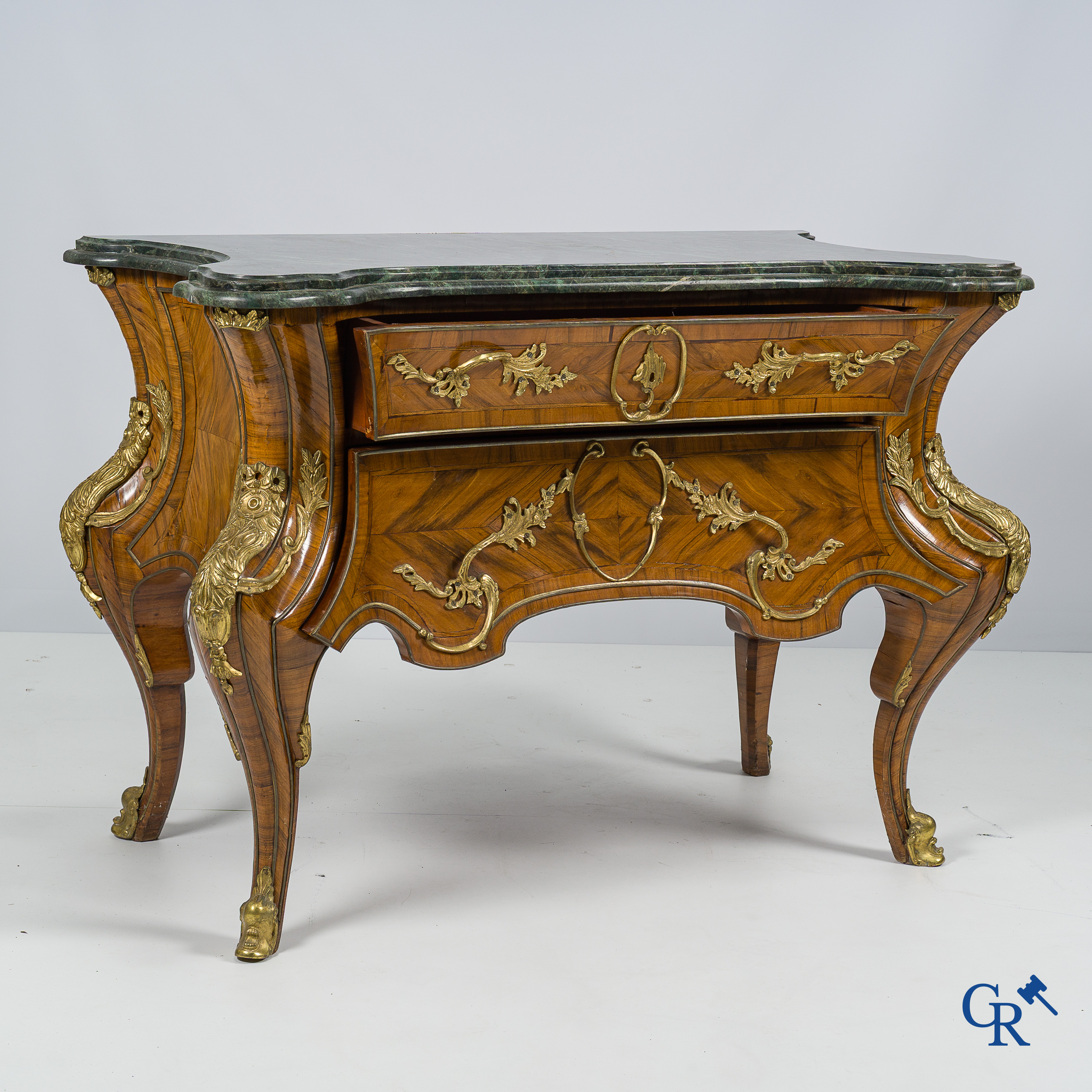 Imposante commode met marmer blad, rijkelijk bewerkt met bronzen monturen. Barok stijl, 20ste eeuw.