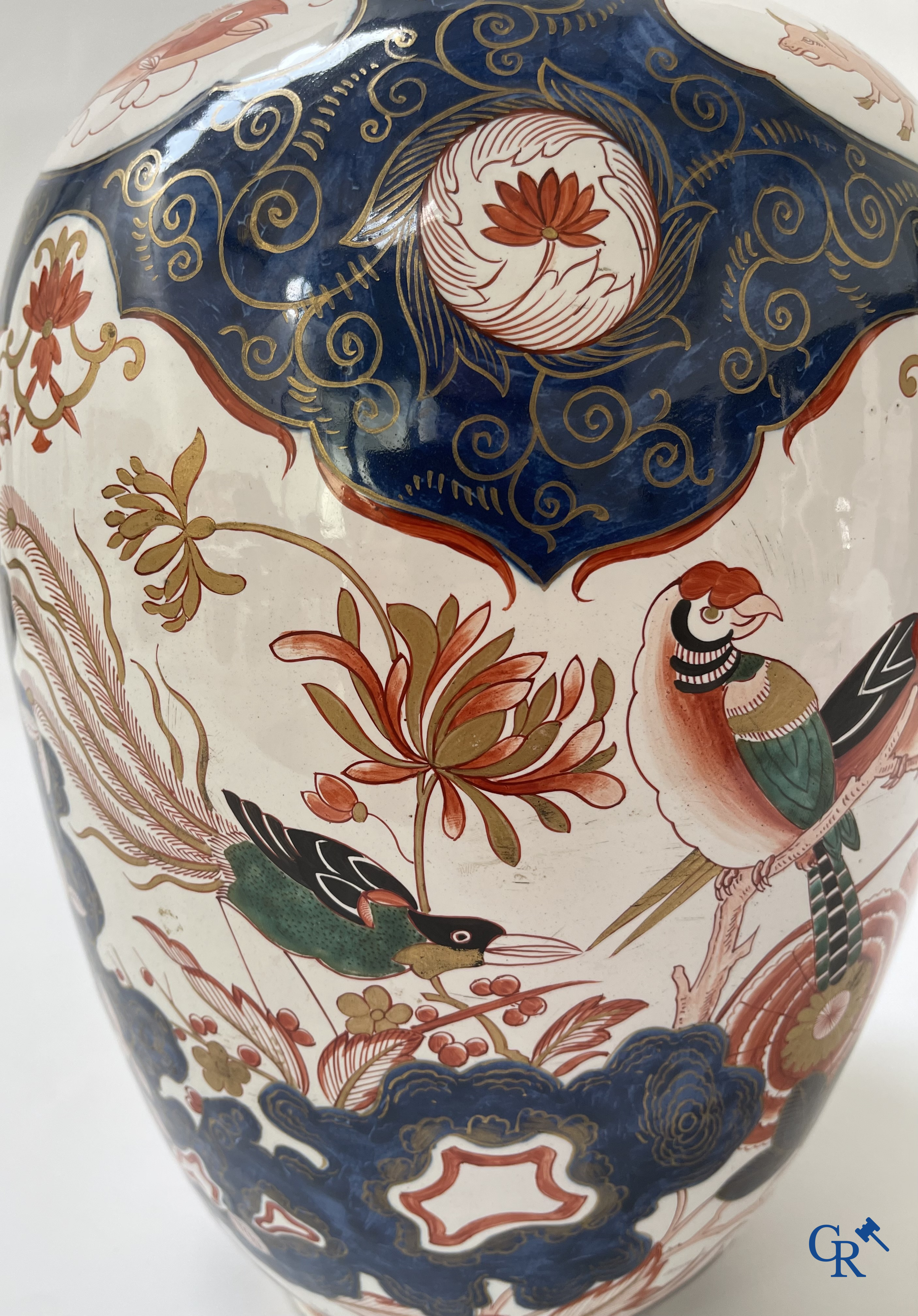 Delft. A large lid potich with Imari decor in Delft pottery, marked Blompot (De Vergulde Bloempot). 19th century.