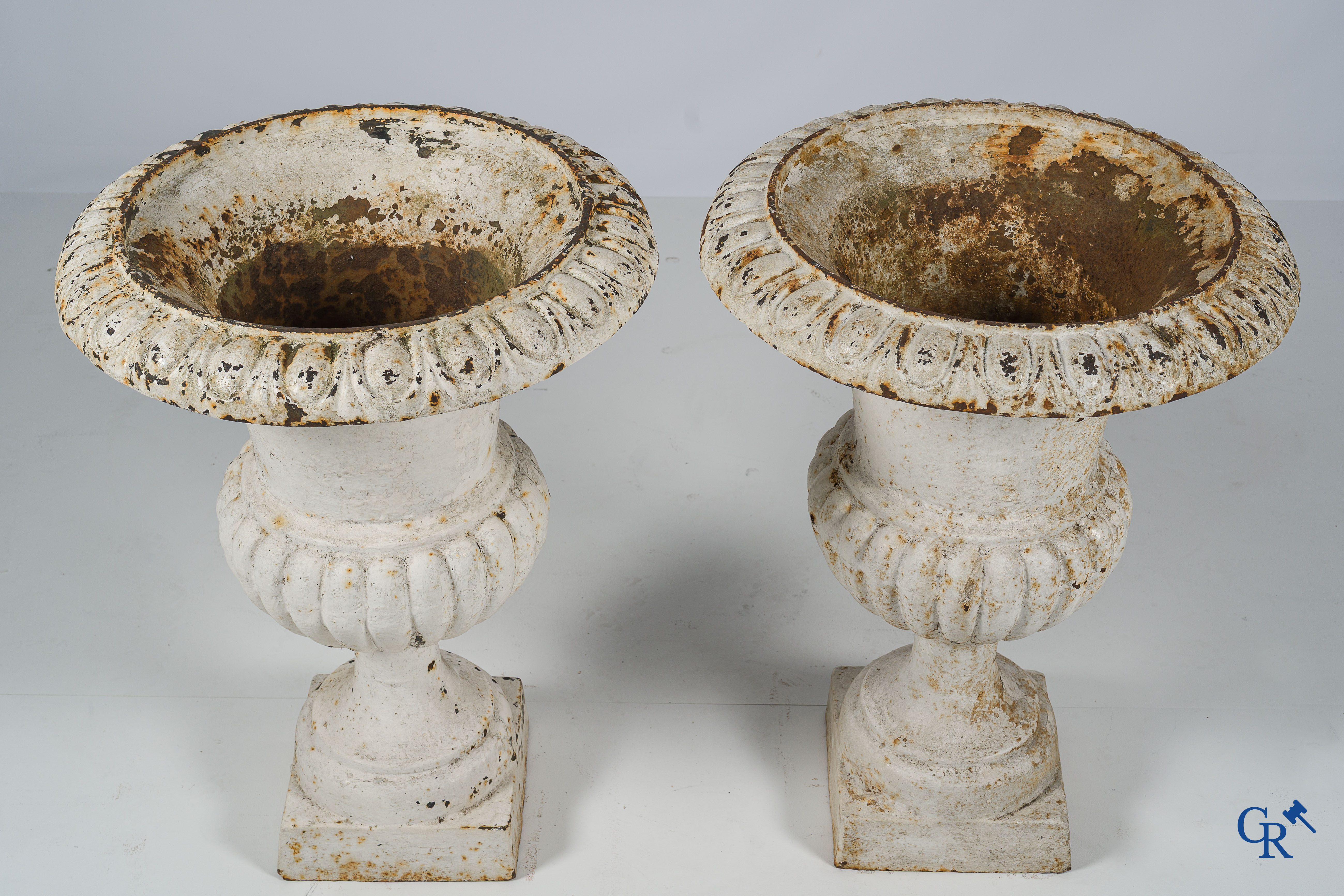 Garden decoration. A massive pair of Medici garden vases. 19th century.