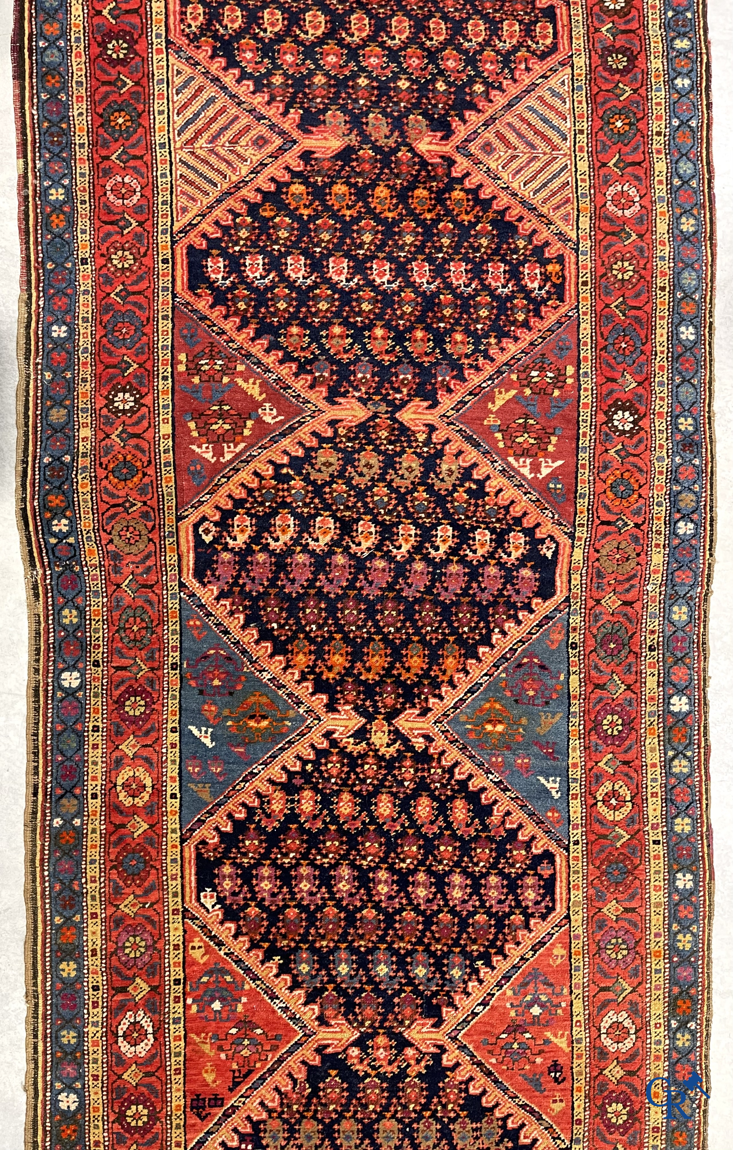 Tapis d'orient. Grand tapis antique noué à la main avec des motifs géométriques. XIXème.
