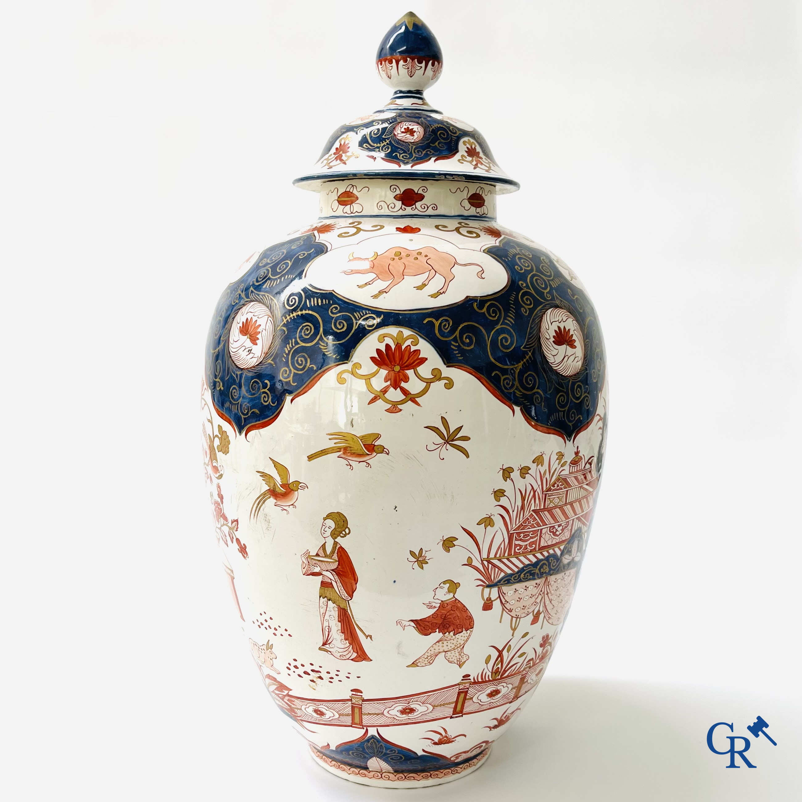 Delft. Een grote dekselvaas met Imari decor in Delfts aardewerk, gemerkt Blompot (De Vergulde Bloempot). 19e eeuw.