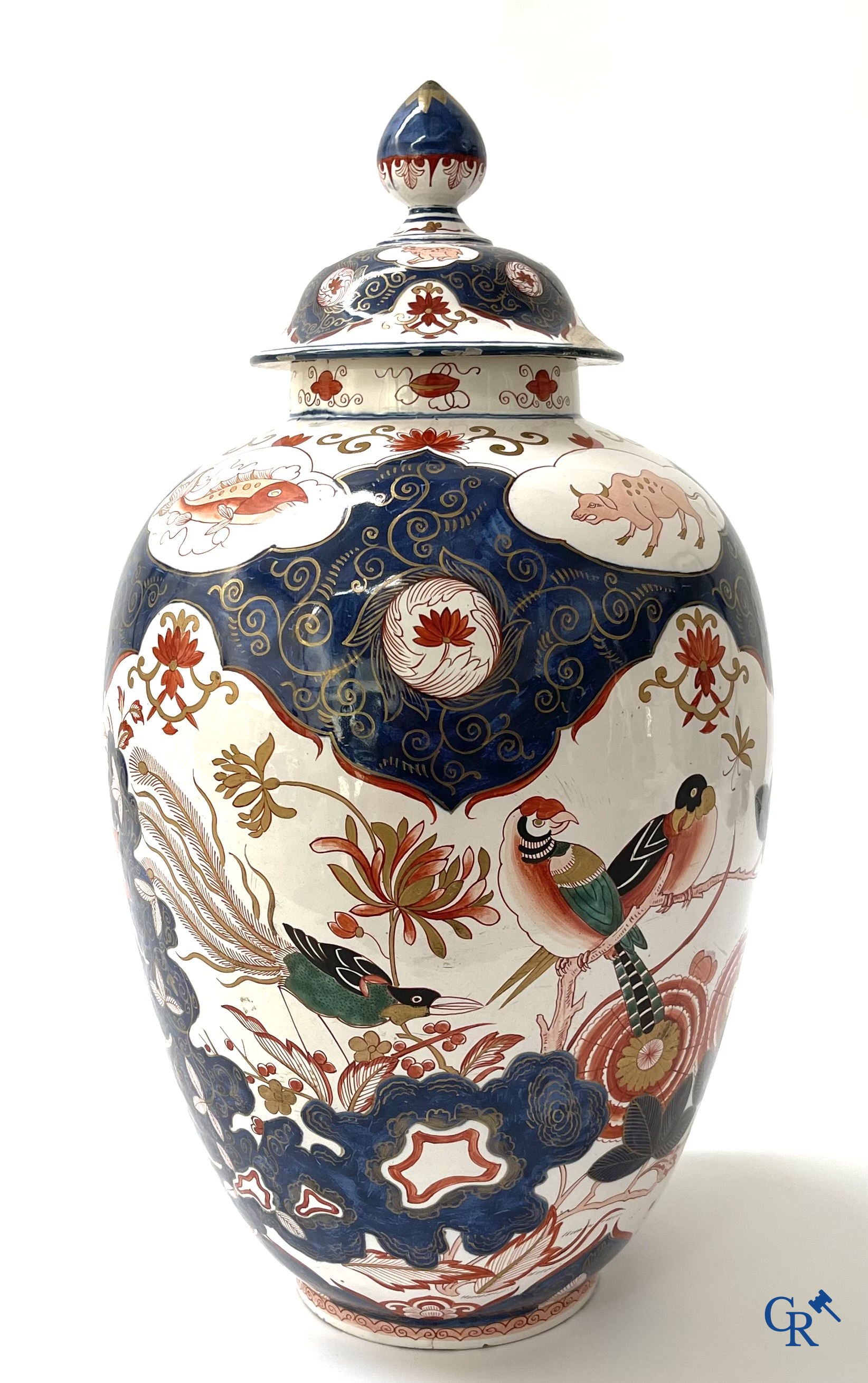 Delft. A large lid potich with Imari decor in Delft pottery, marked Blompot (De Vergulde Bloempot). 19th century.