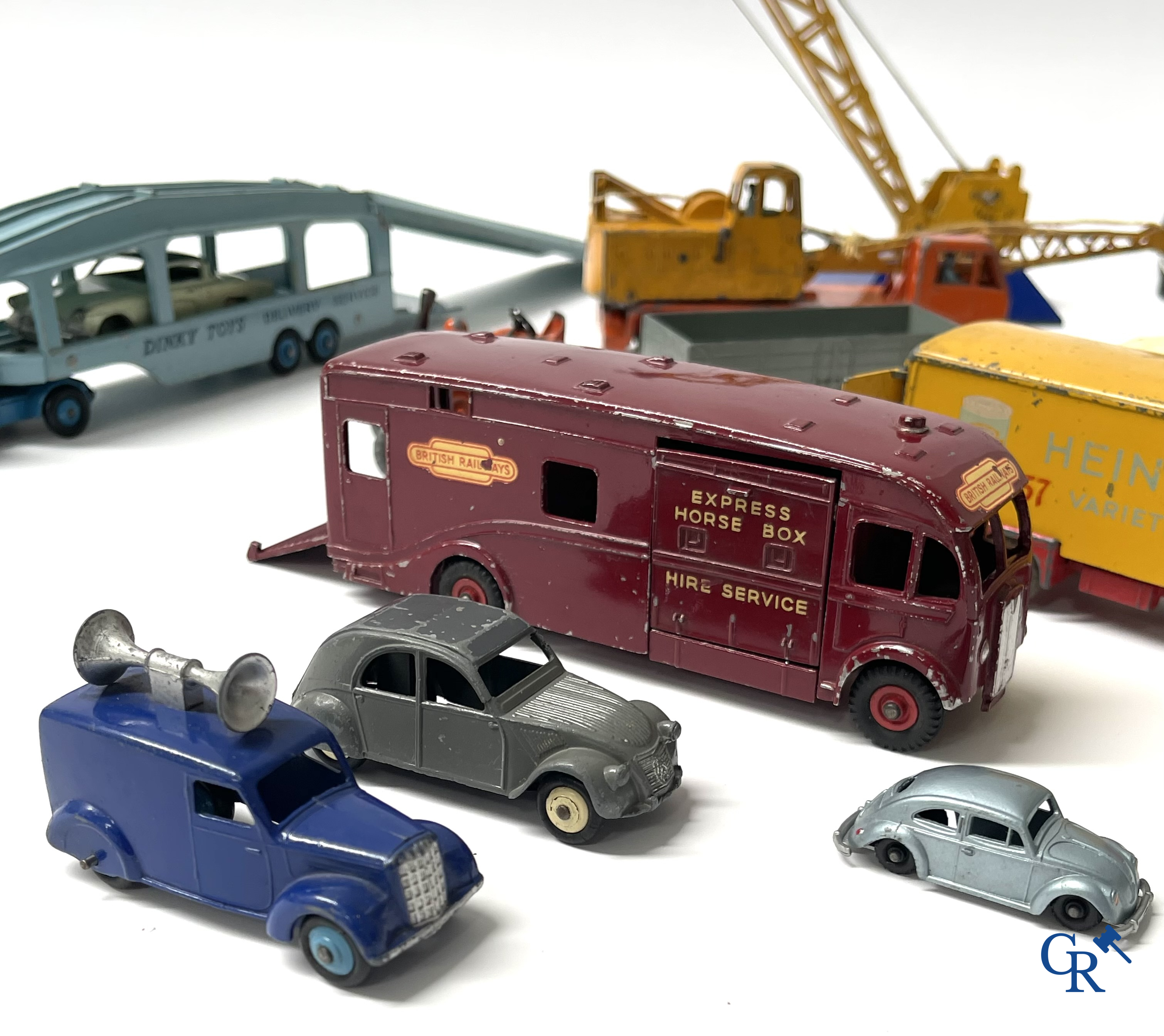 Vieux jouets. Intéressant lot de jouets. Dinky toys, Prameta Kölner Automodelle, Contstruction Jeep Japan, etc.
