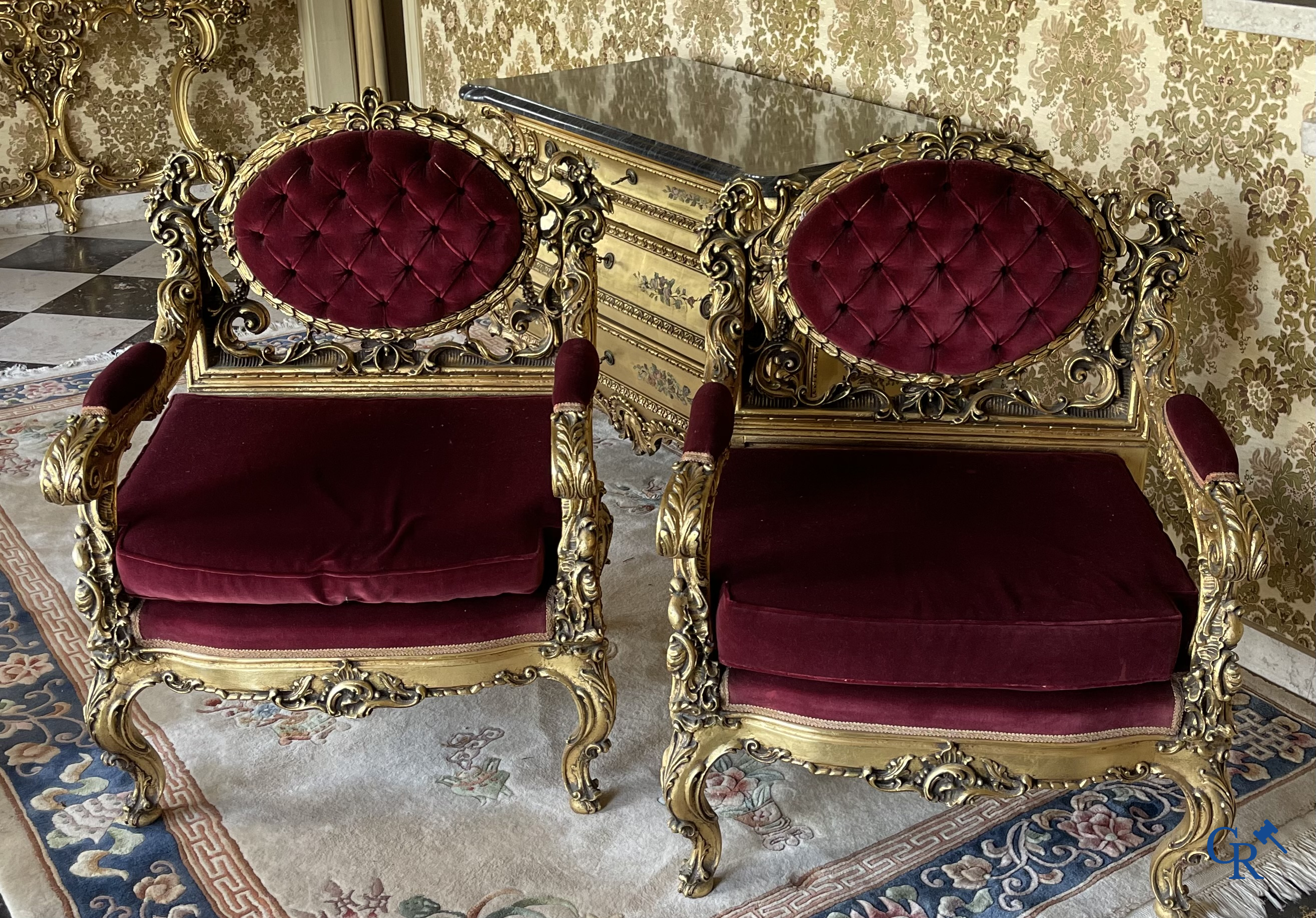 Meubelen. Uitgebreid lot met verguld en beschilderd houten meubilair. Console met spiegel, commode, armzetels, enz.