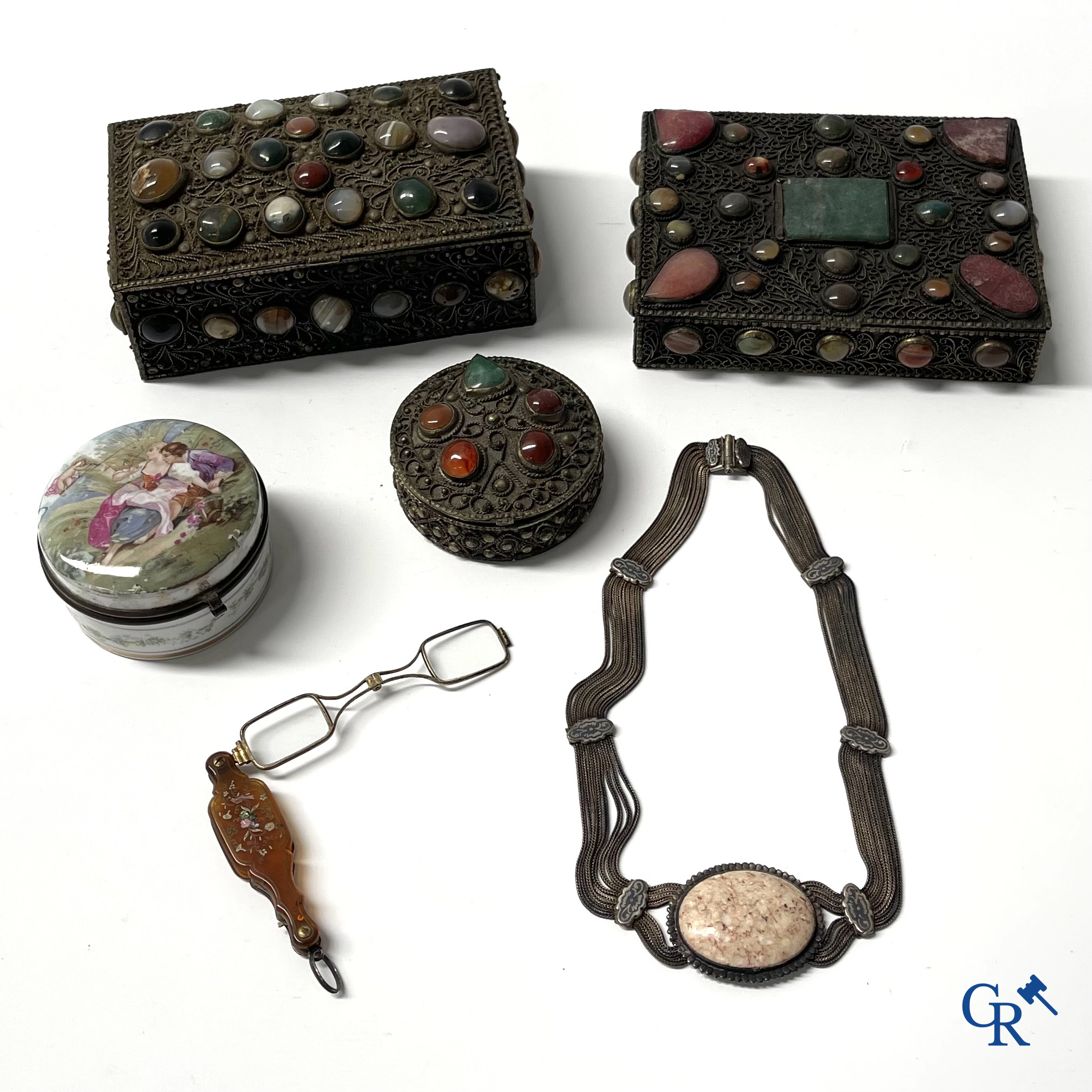 Lot with various display case objects. Multiple boxes, theater viewer, silver 900°/00 necklace set with rock, etc.