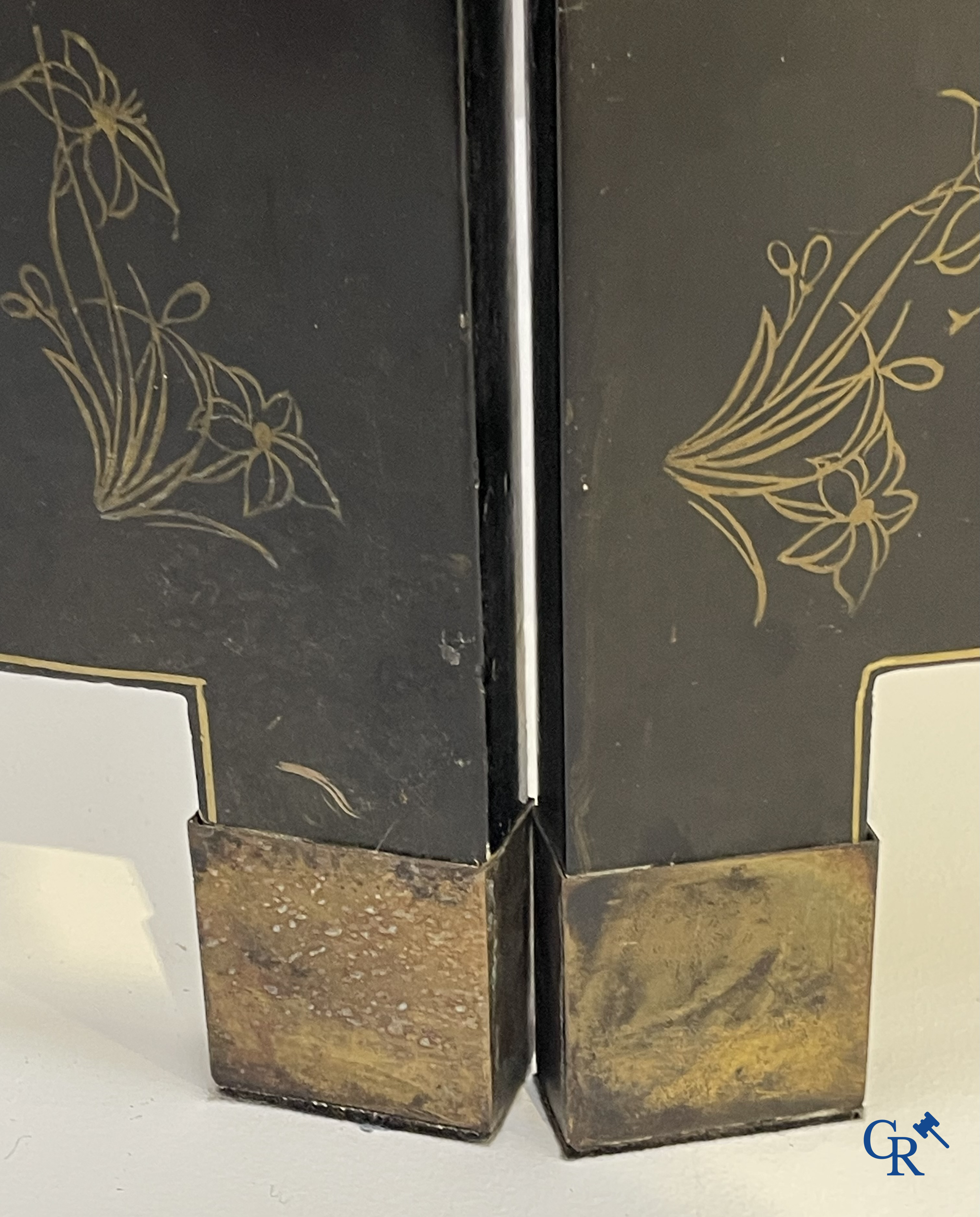 Art Asiatique, Chine. Grand paravant en laque serti de différents types de pierres et incrustations. 1ère moitié du 20ème siècle.