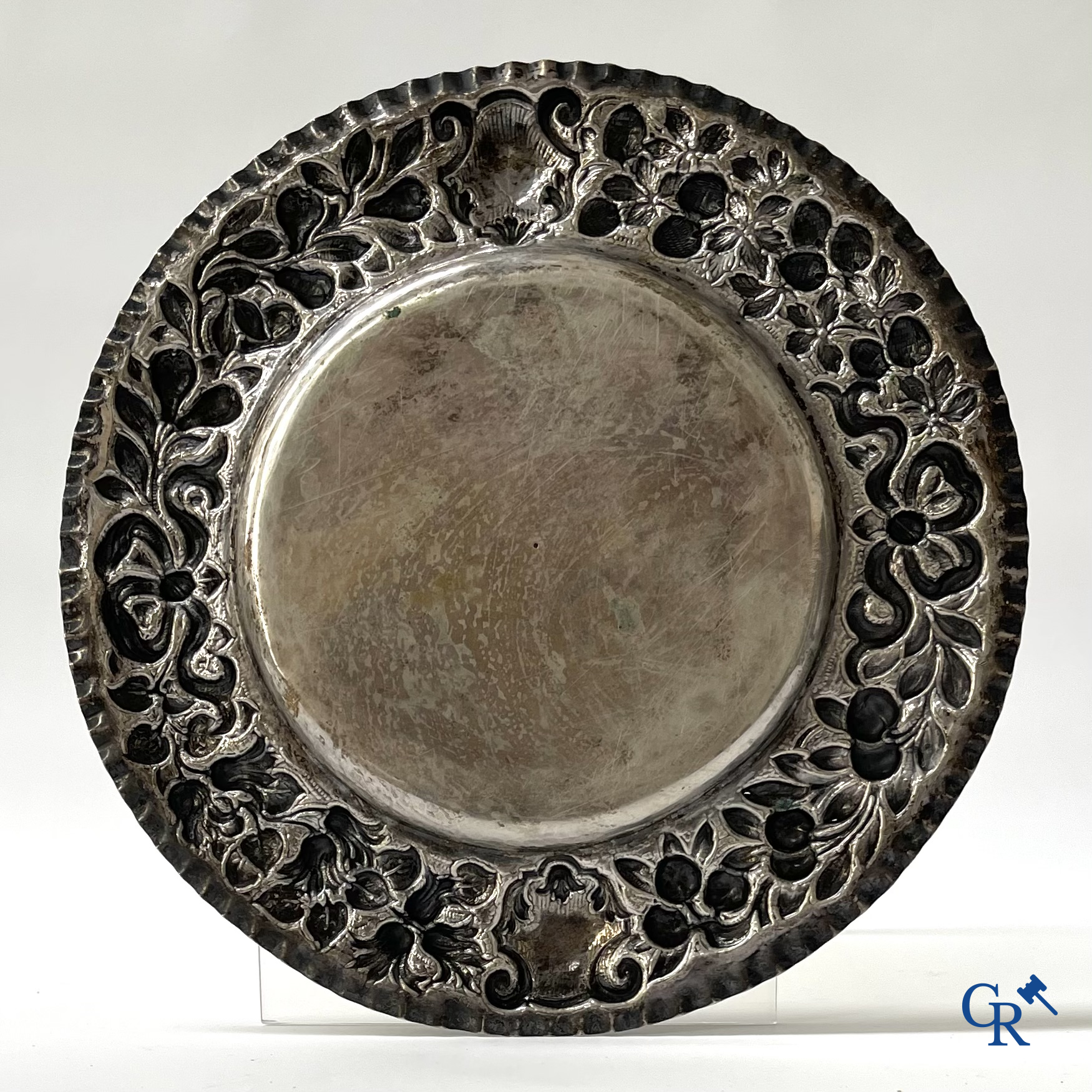 Silver. A processed dish in silver 800°/00.