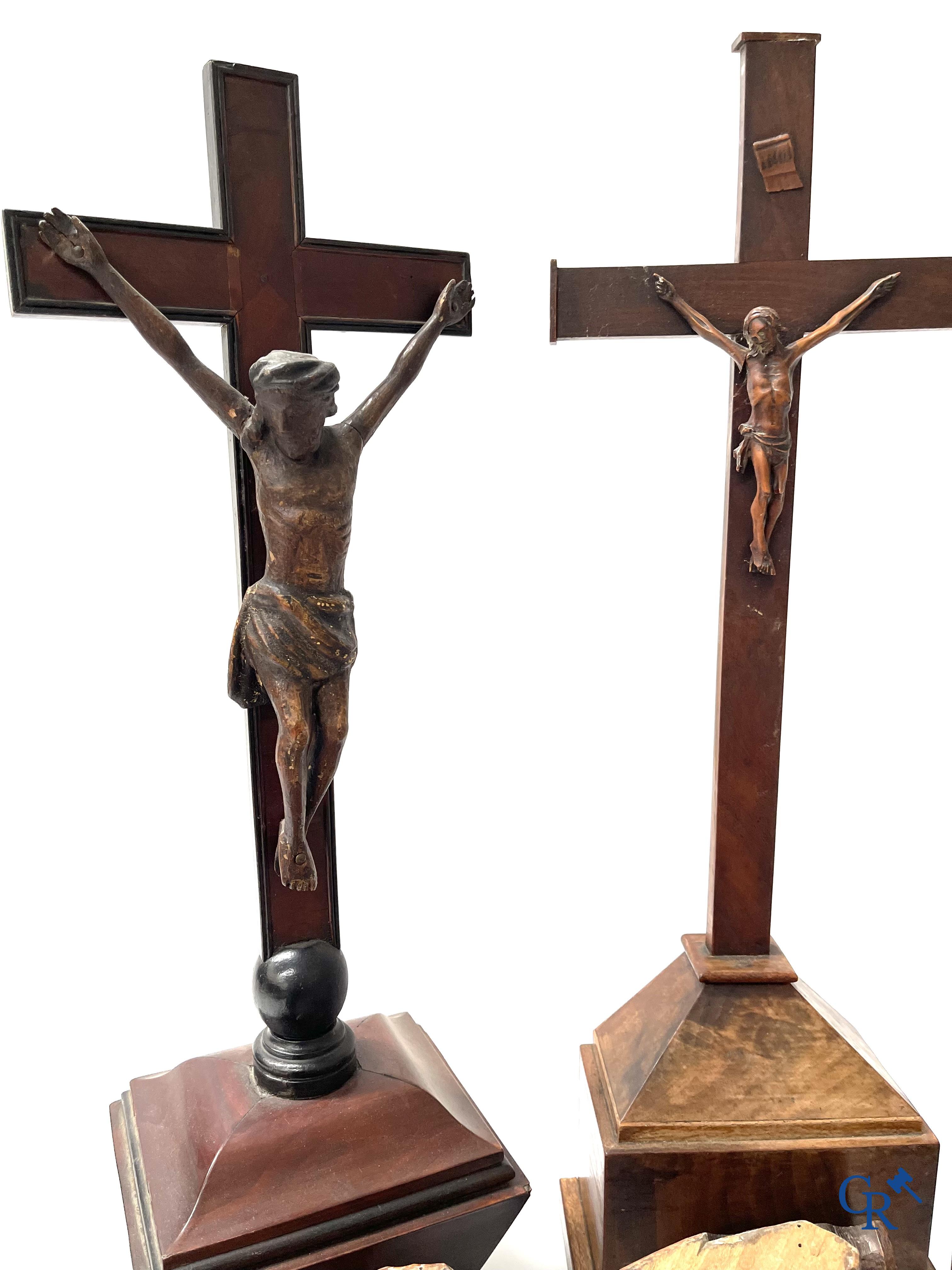 Religieuze objecten. Groot lot houtsculpturen. 19e eeuw.
