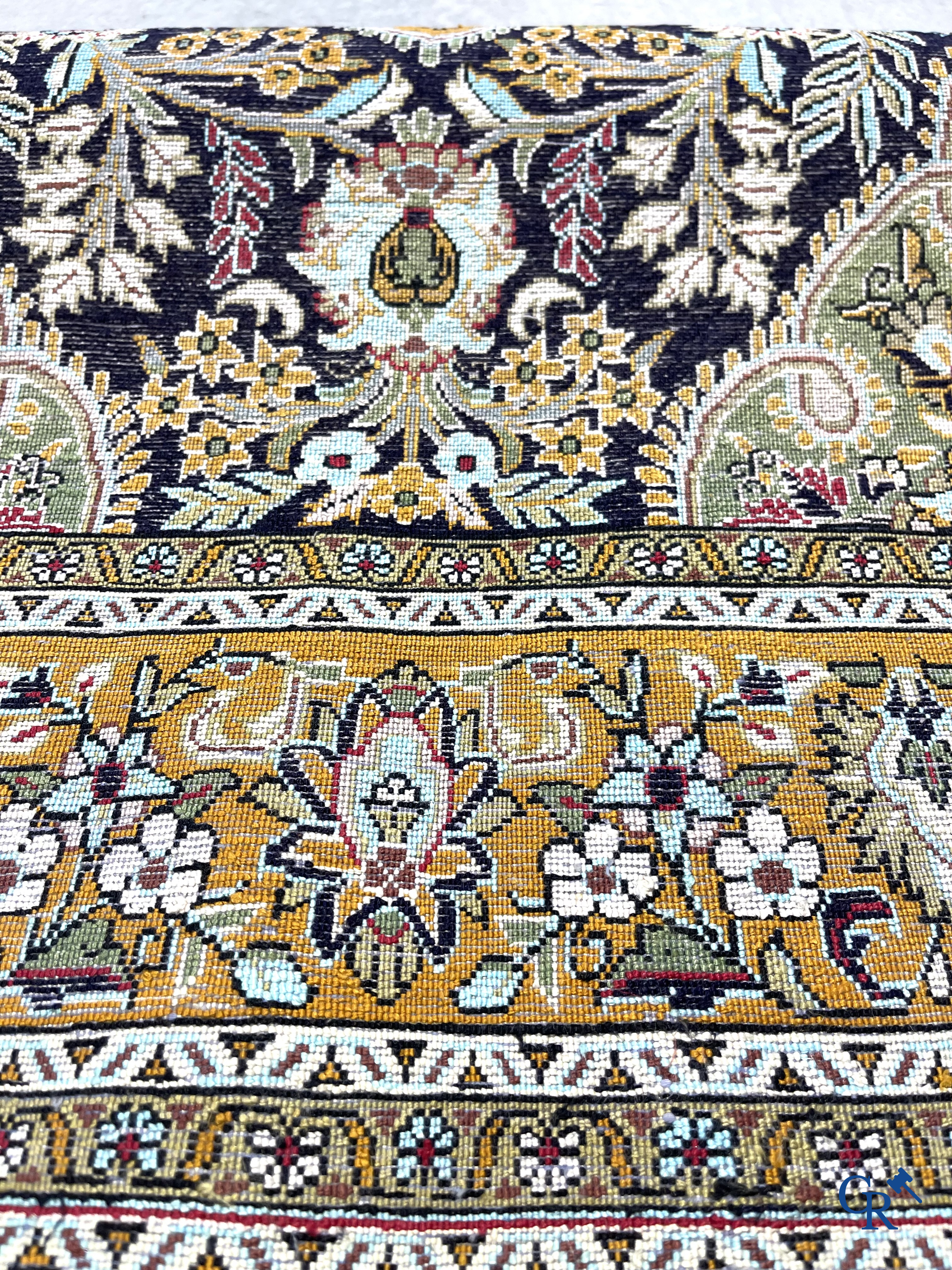 Tapis d'orient. Tapis en soie noué à la main avec un décor floral sur fond orange.
