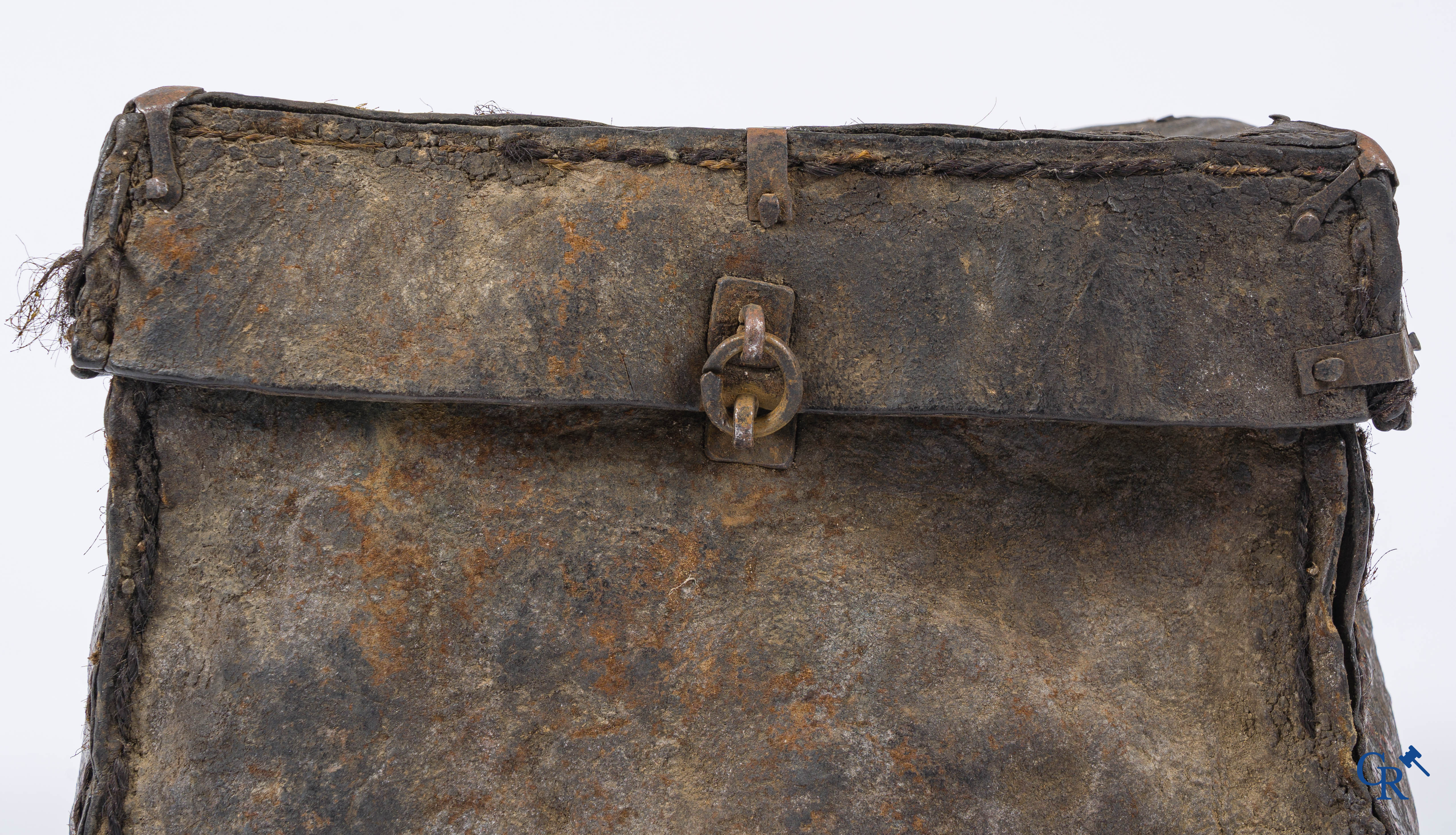 Ancien coffret à monnaie ou à documents en cuir avec serrure en fer forgé d'origine.