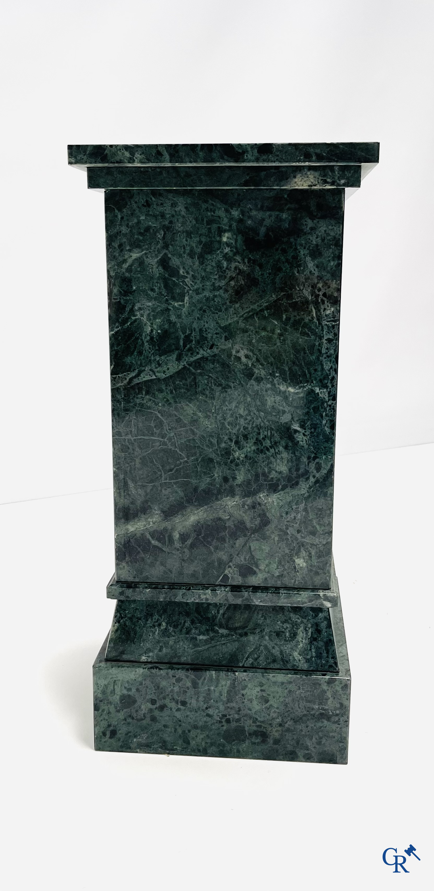 A pedestal in green marble. 20th century.