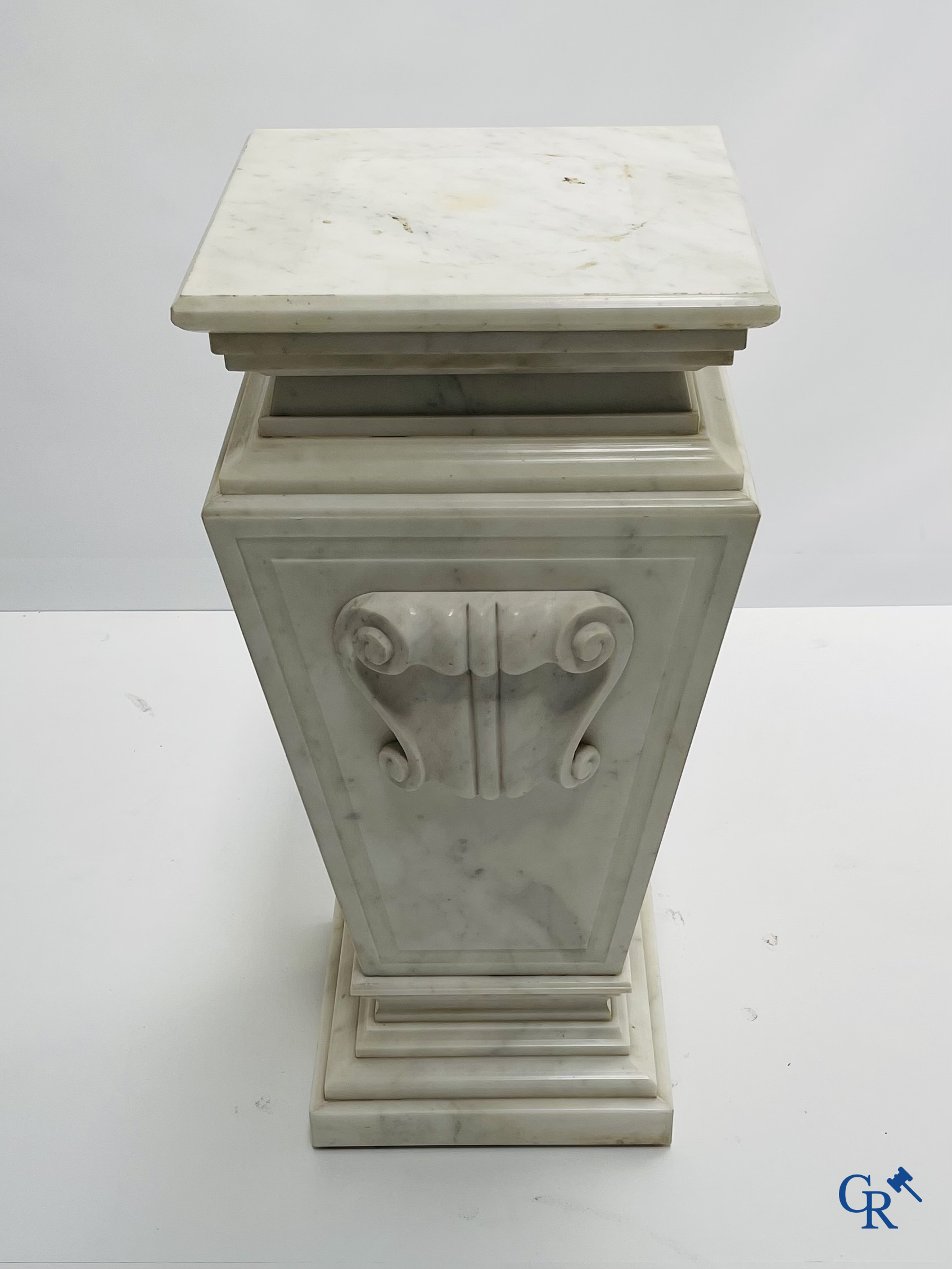 Imposing pedestal in Carrara marble. Belle epoque style. 20th century.