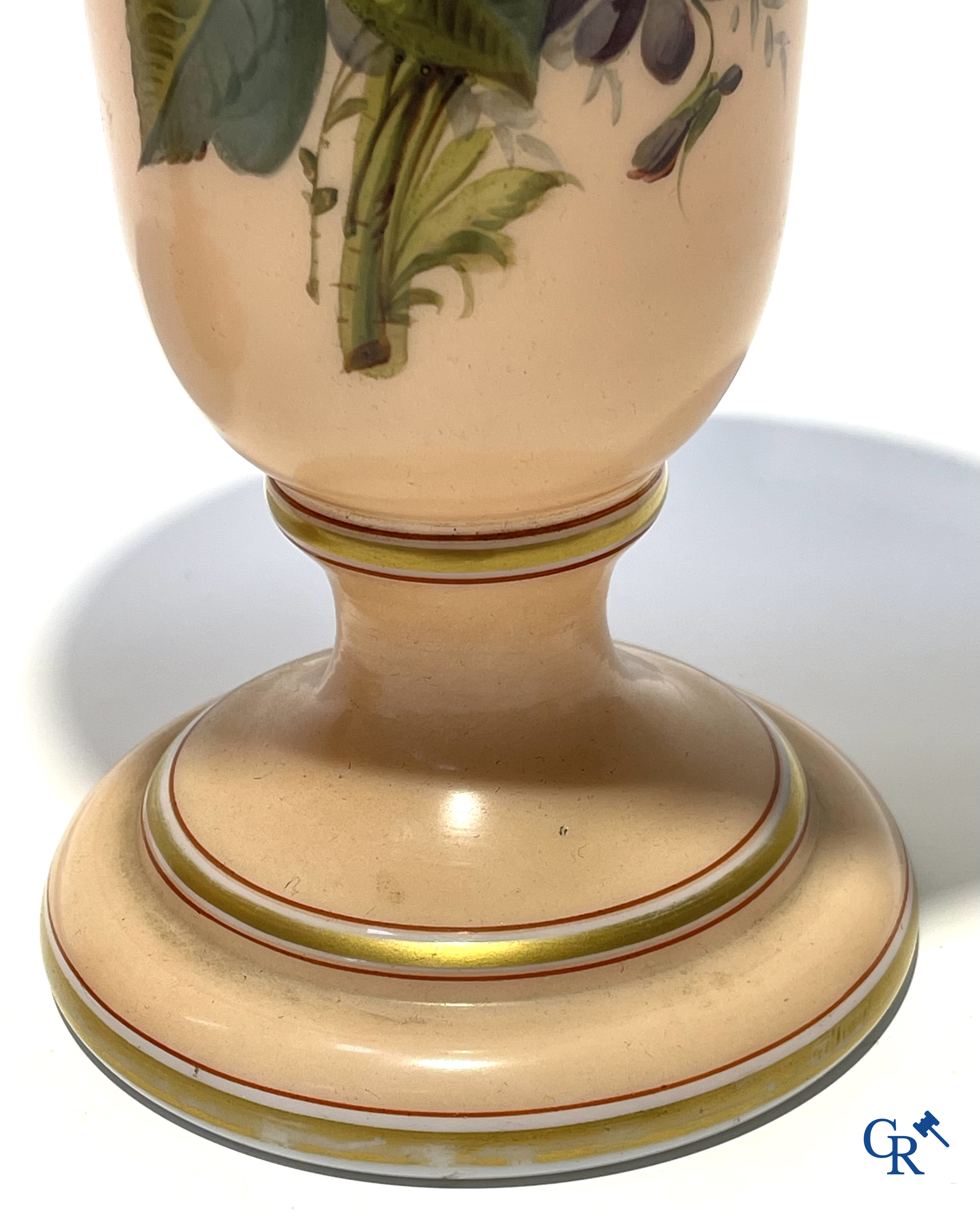 Napoleon III-periode. Paar vazen in opaline met bloemendecor. Circa 1880.