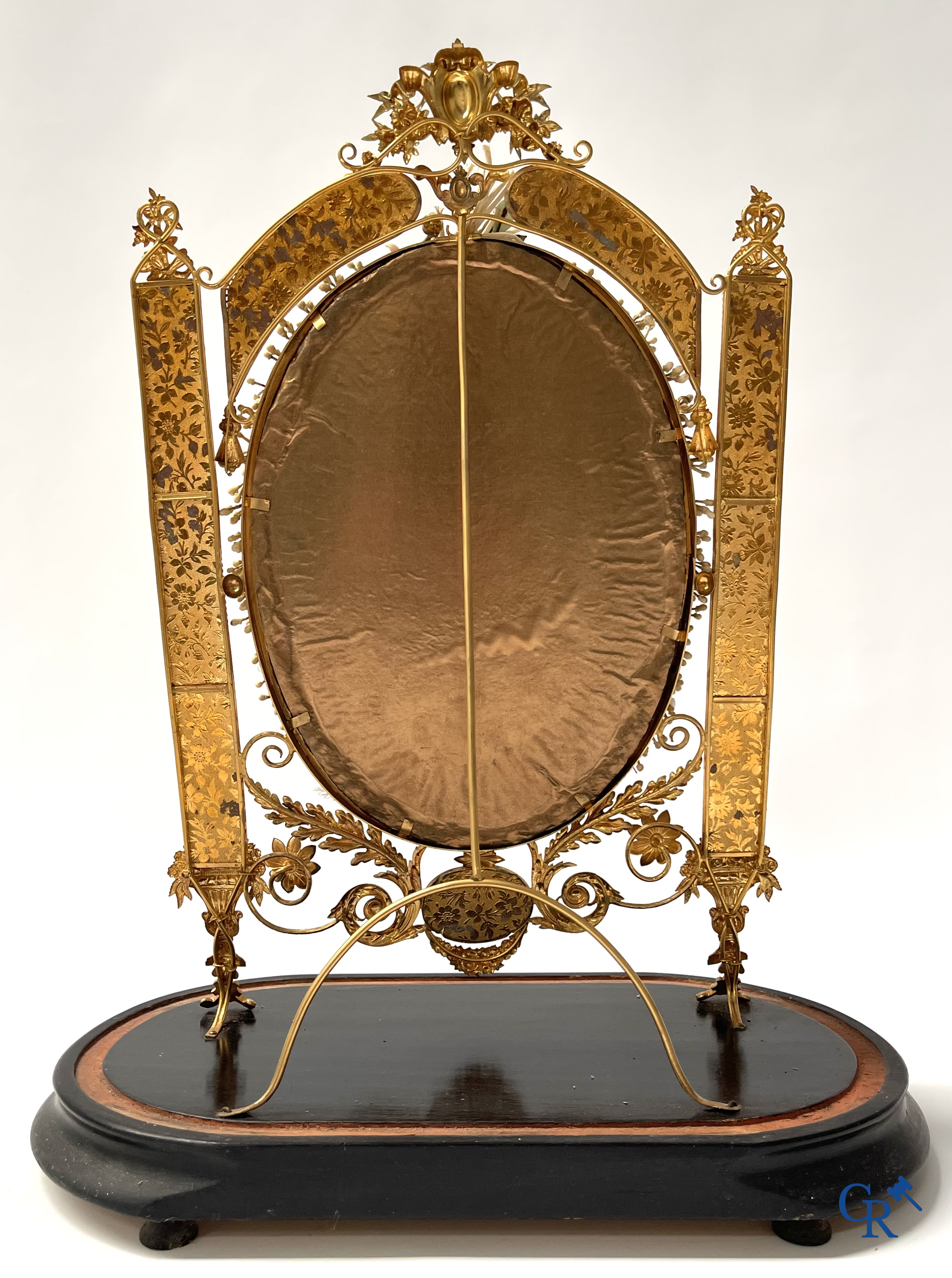 Een uitzonderlijke globe in glas met een bruidsboeket. Spiegels in vergulde en verzilverde messing. Circa 1900.