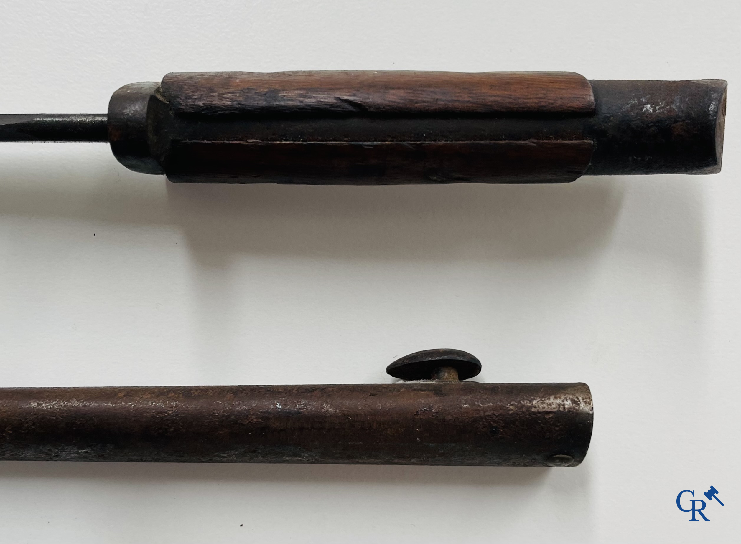 Militaria. W.K & Cie Solingen. Een zwaard met schede gemerkt met gekroonde L. 14. Een bajonet bijgevoegd. (genummerd)