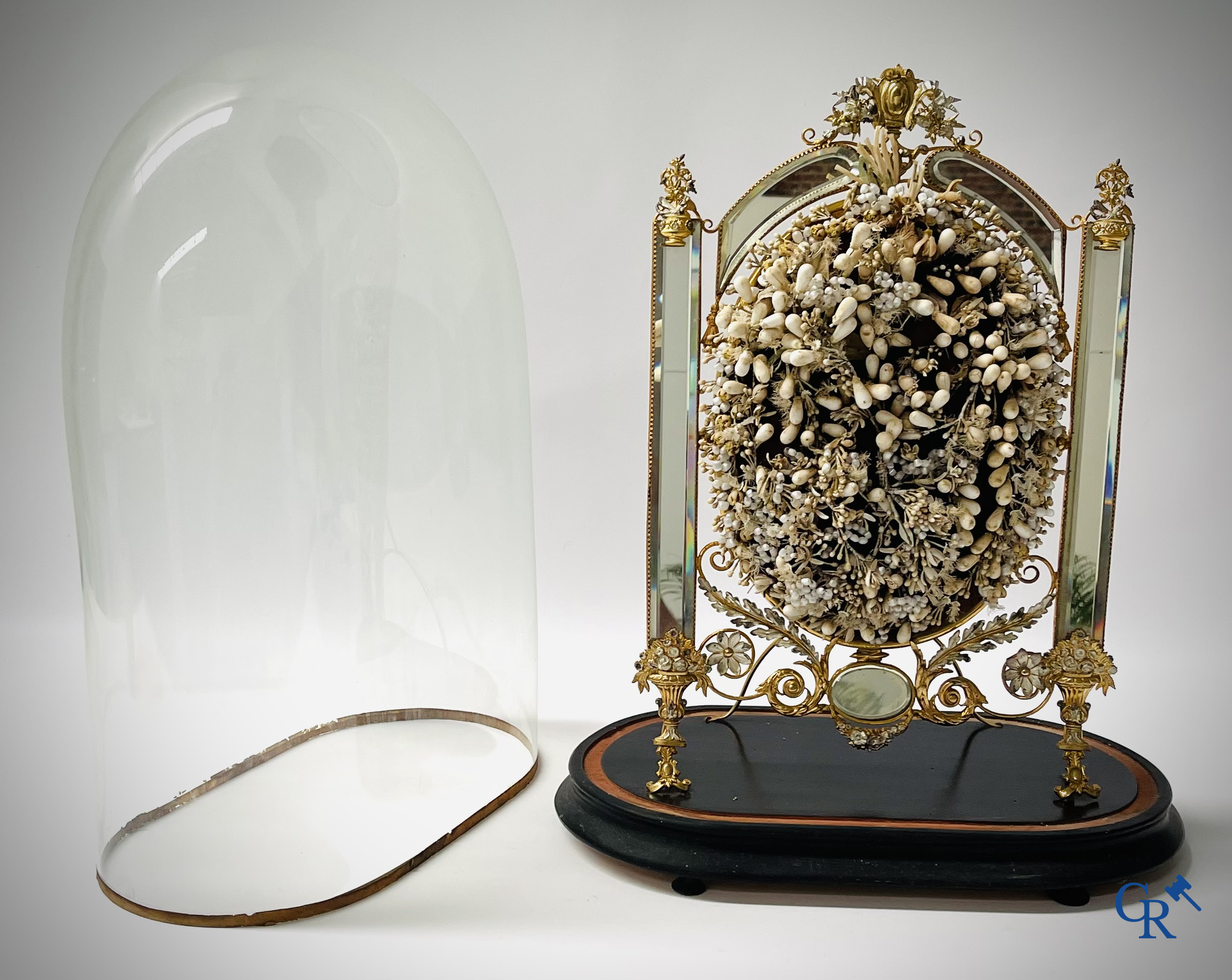 Een uitzonderlijke globe in glas met een bruidsboeket. Spiegels in vergulde en verzilverde messing. Circa 1900.