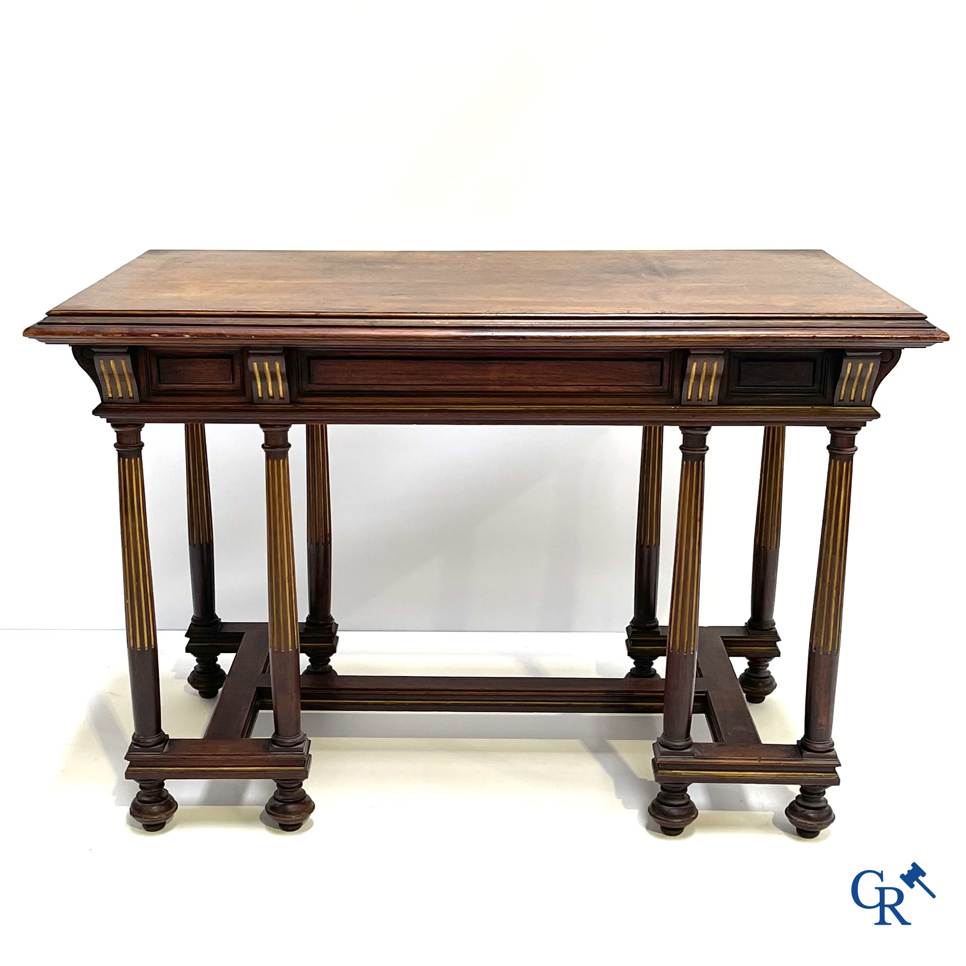 Ladies desk with 2 chairs in sculpted and gilded walnut. Around 1900.