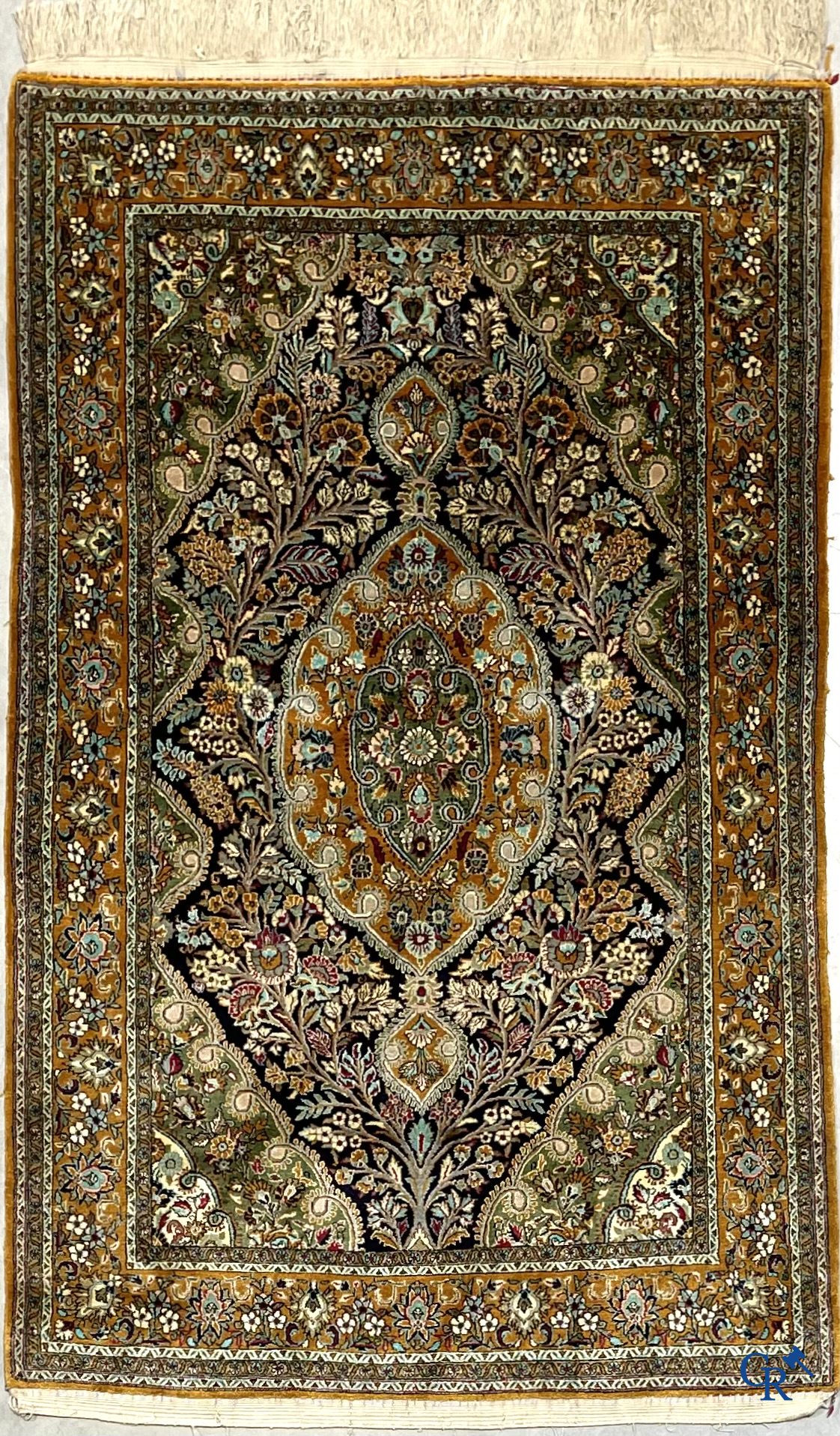 Tapis d'orient. Tapis en soie noué à la main avec un décor floral sur fond orange.
