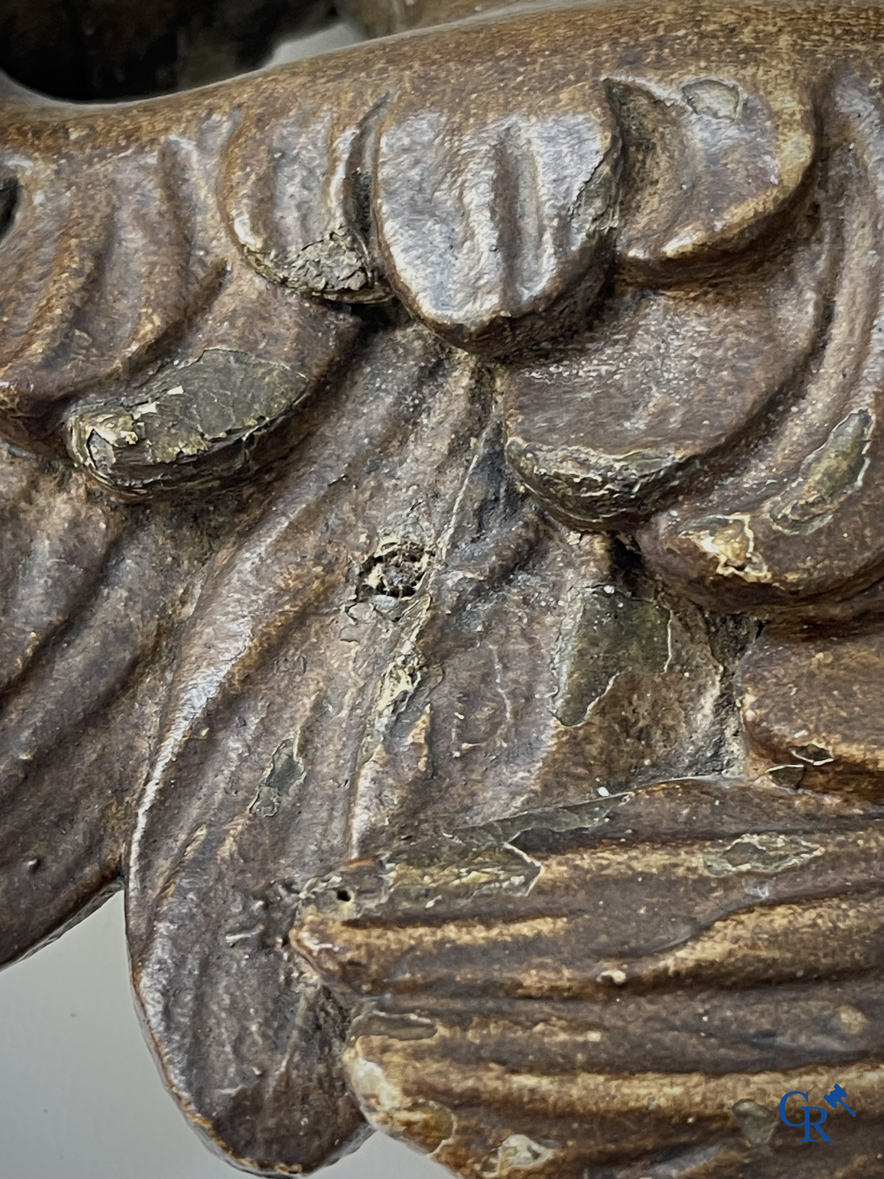 Religieuze Objecten. Barok. Een hout gesculpteerd hoofd van een engel en een ornament in gesculpteerd hout. 18e eeuw.