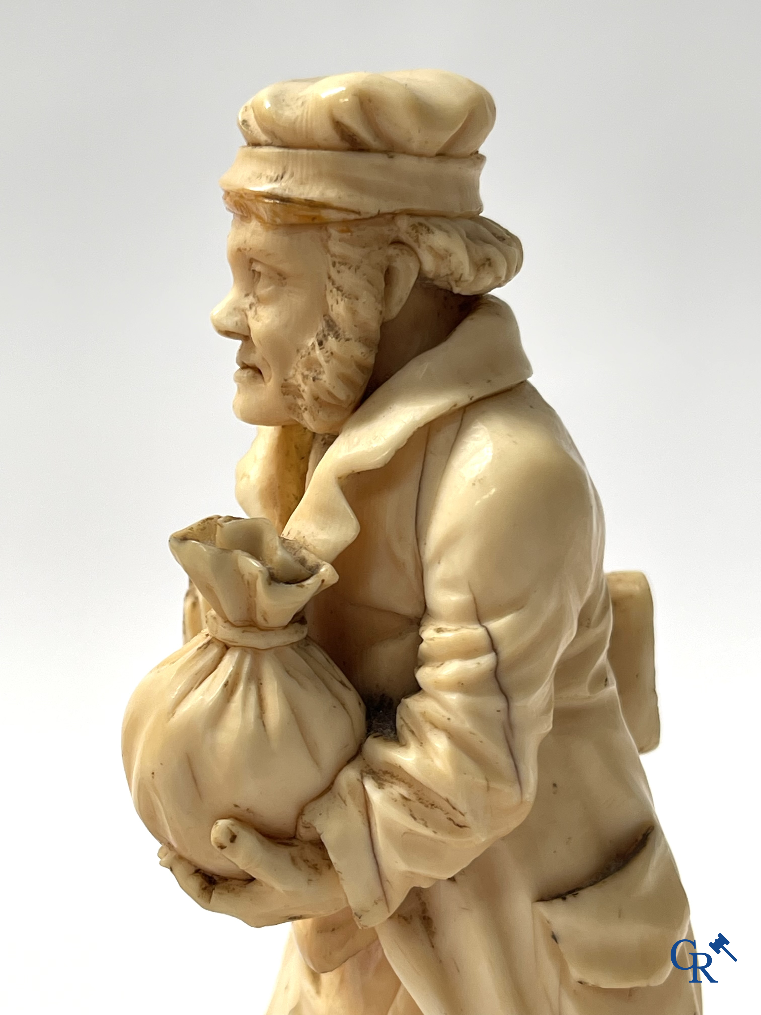 Few characters in sculpted bone on a black lacquered wooden base. Germany or France, 19th century.