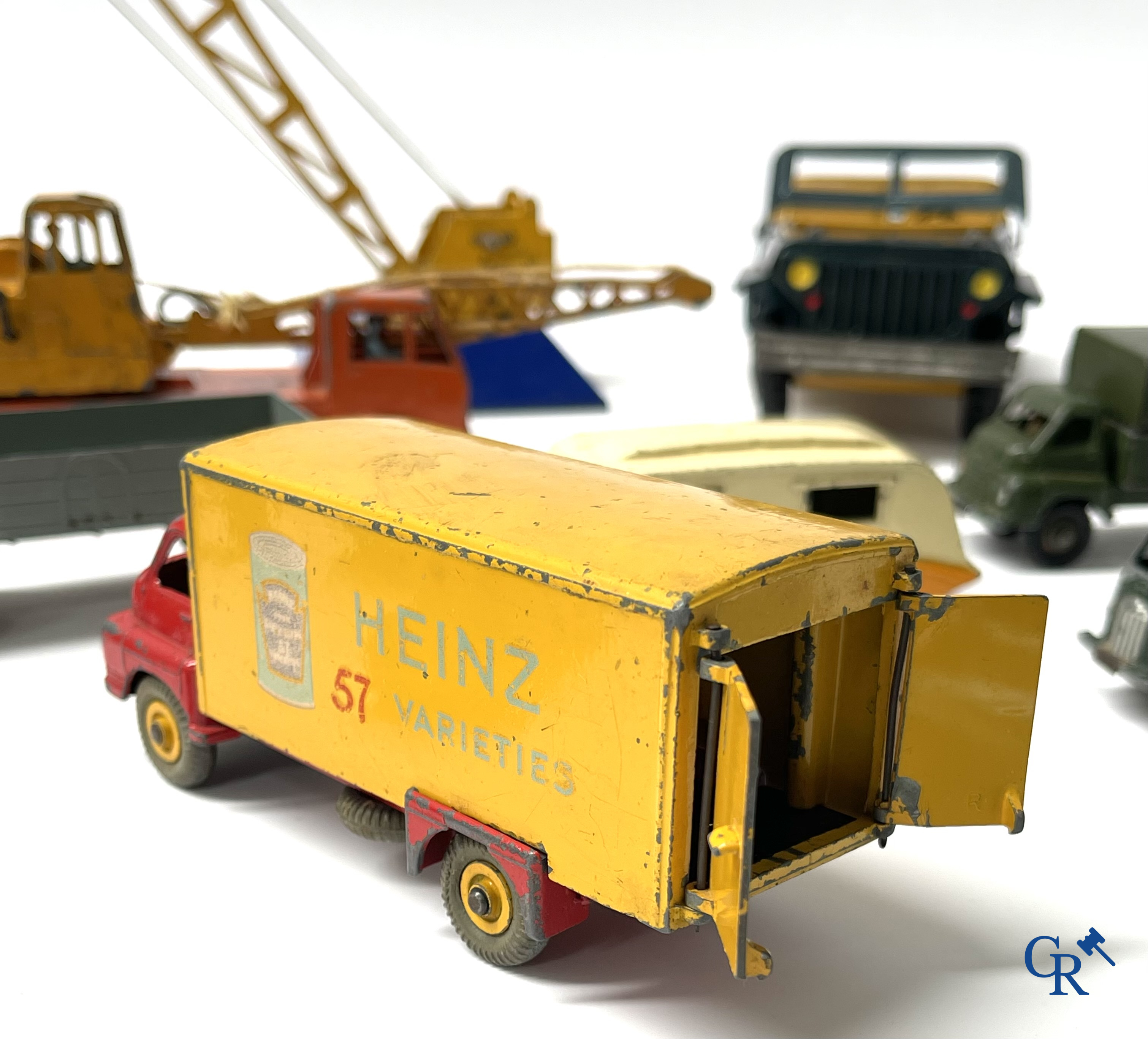 Vieux jouets. Intéressant lot de jouets. Dinky toys, Prameta Kölner Automodelle, Contstruction Jeep Japan, etc.