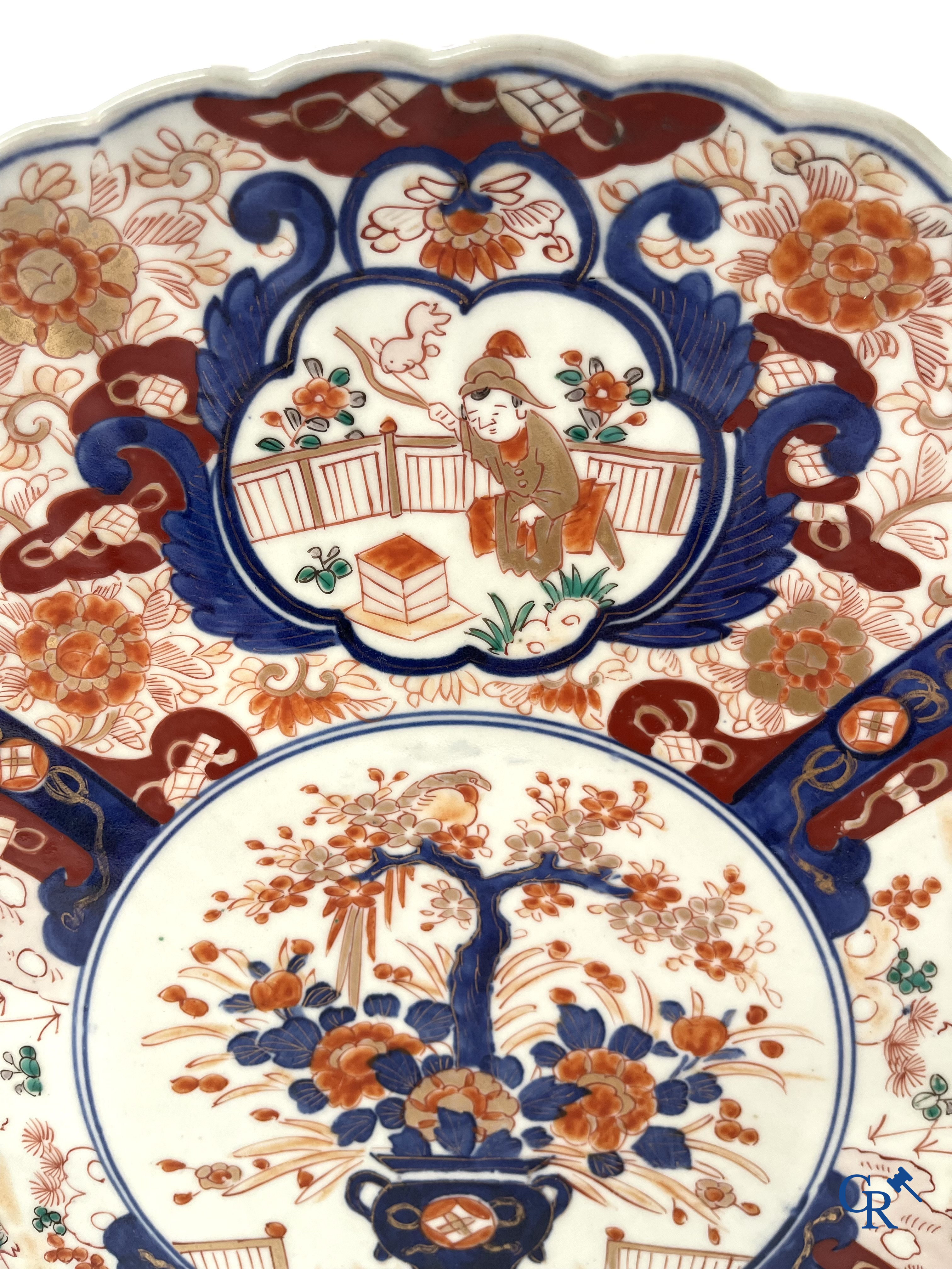 Asian Art. A large Japanese Imari dish. 19th century.