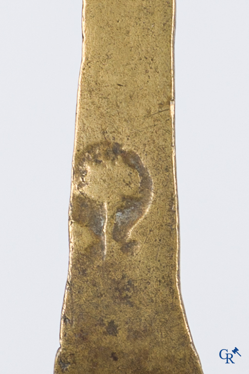 Haute époque. 3 spoons in copper and bronze, 2 of which with apostles. Hallmarks. Flanders 2nd half 15th, early 16th century.
