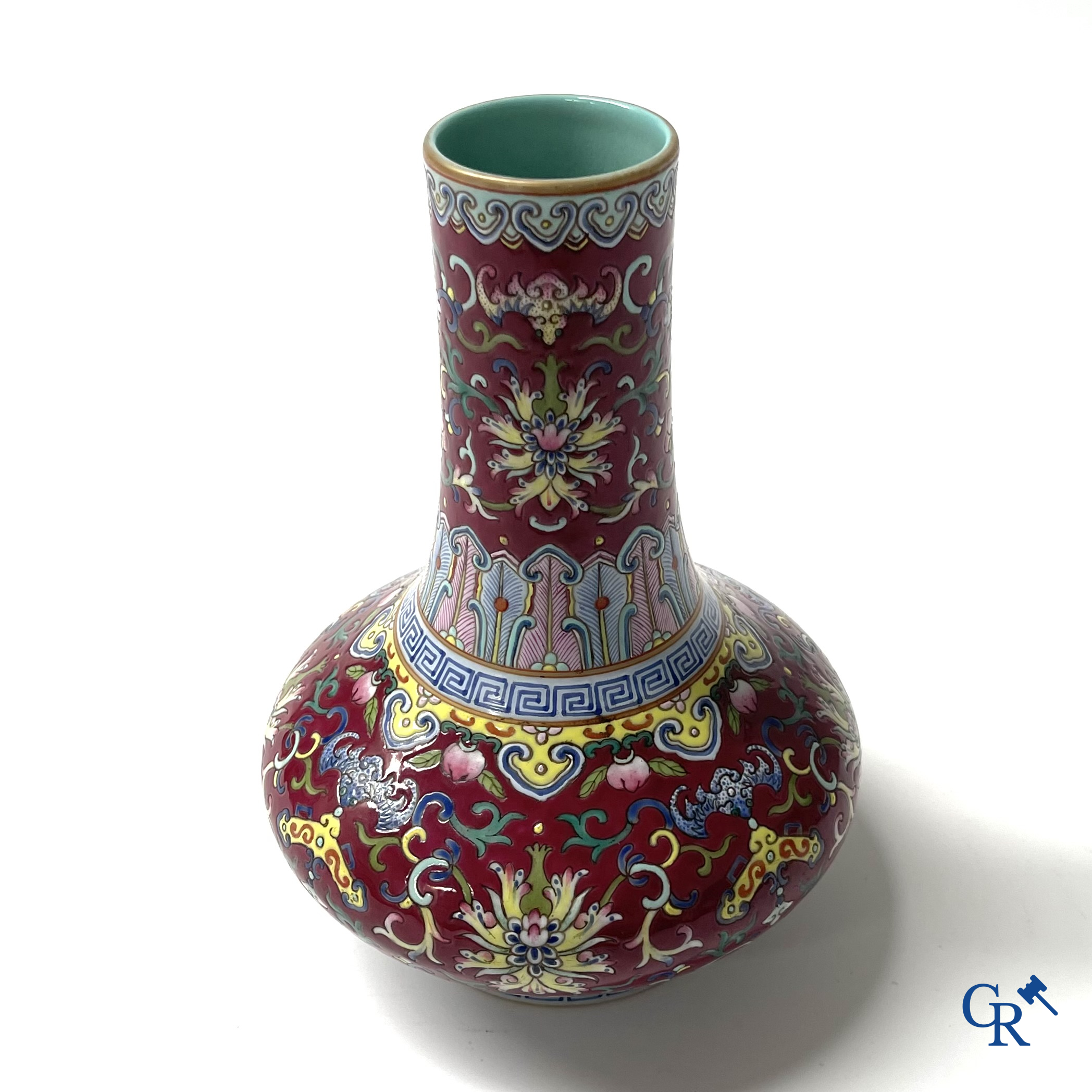 Asian Art, Chinese porcelain. A Chinese famille rose vase. Marked. Republic period. 20th century.