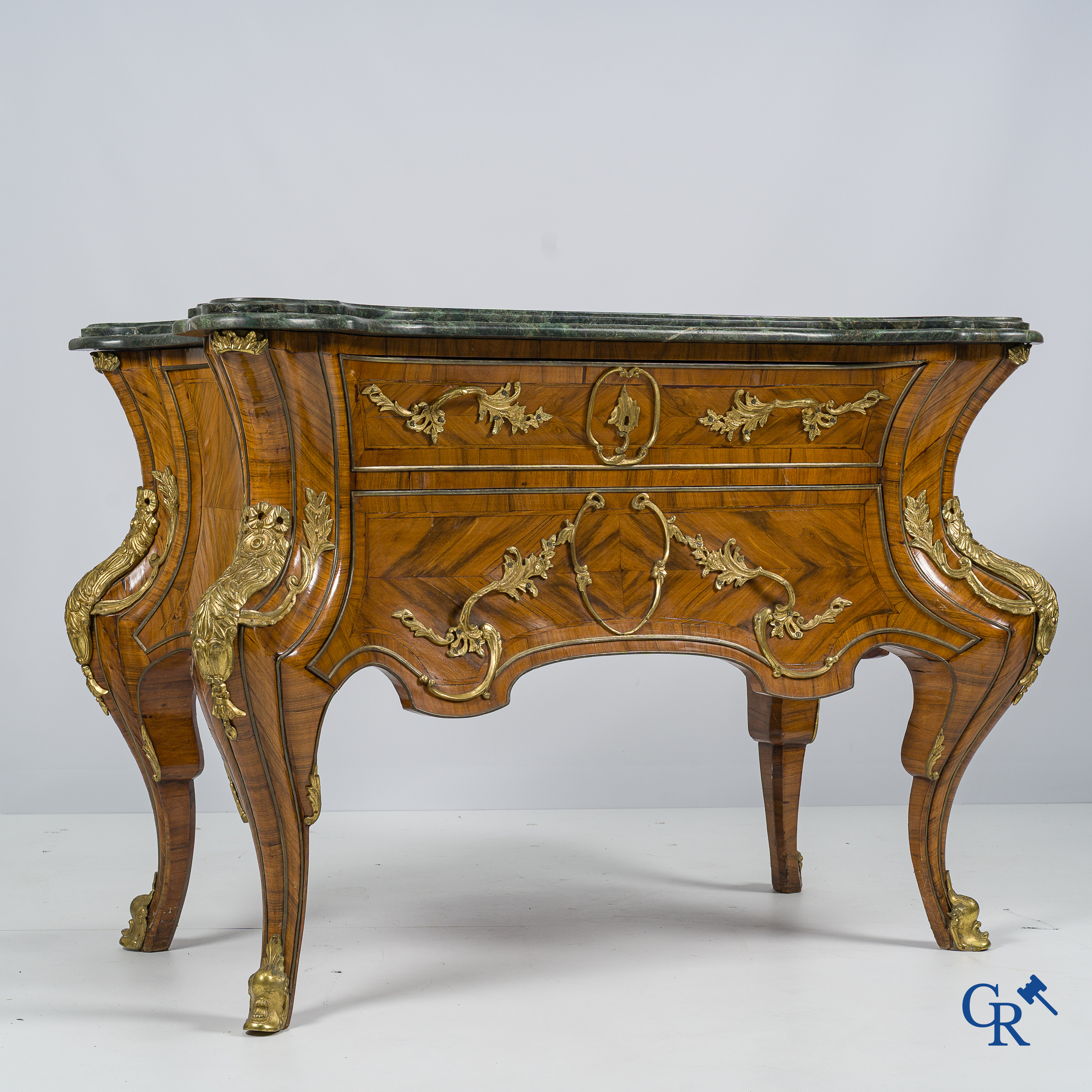 Imposing chest of drawers with marble top and richly decorated with bronze mounts. Baroque style, 20th century.