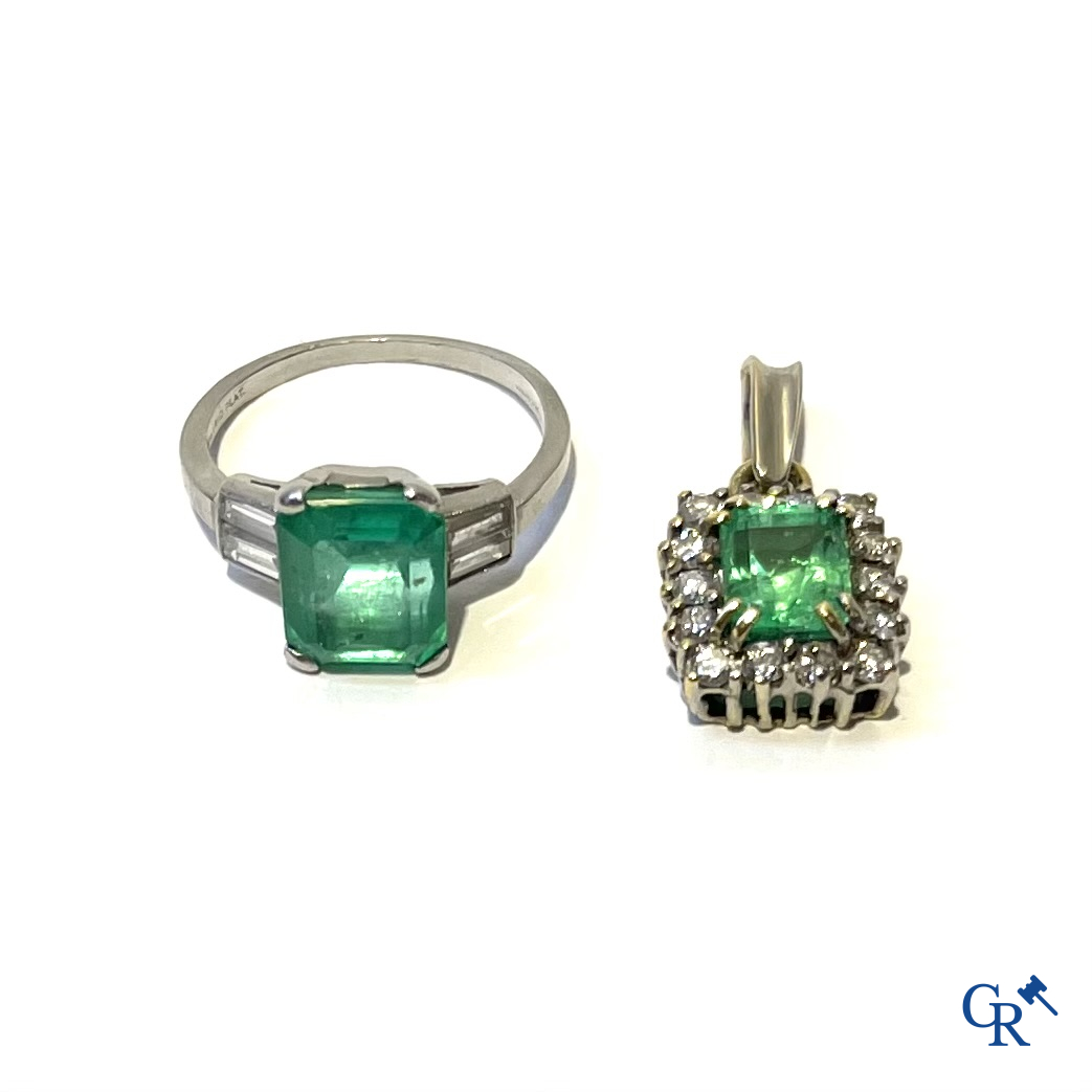 Jewellery. A platinum ring with emerald and diamonds and a pendant in white gold 750°/00 with emerald and 14 diamonds.