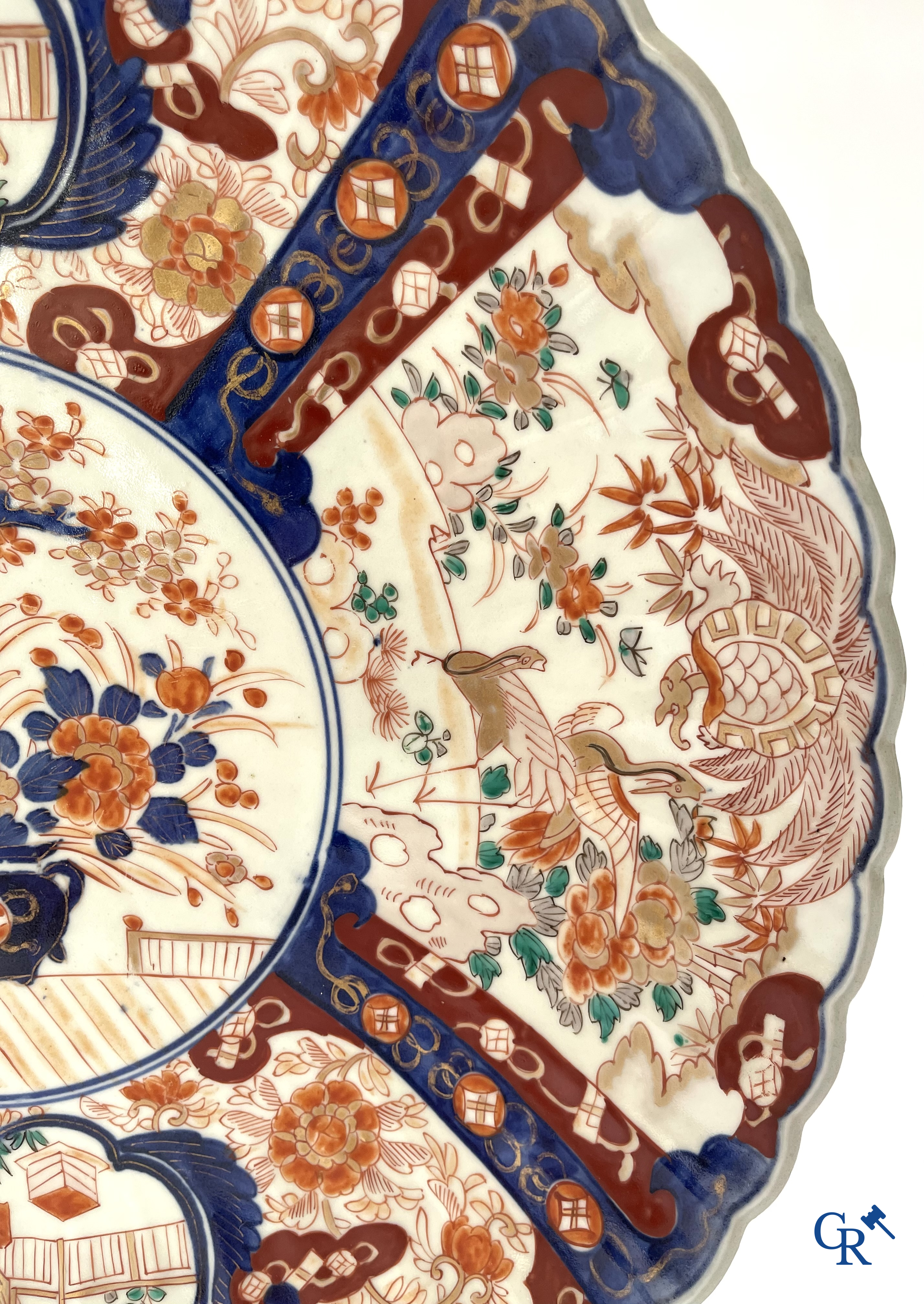 Asian Art. A large Japanese Imari dish. 19th century.