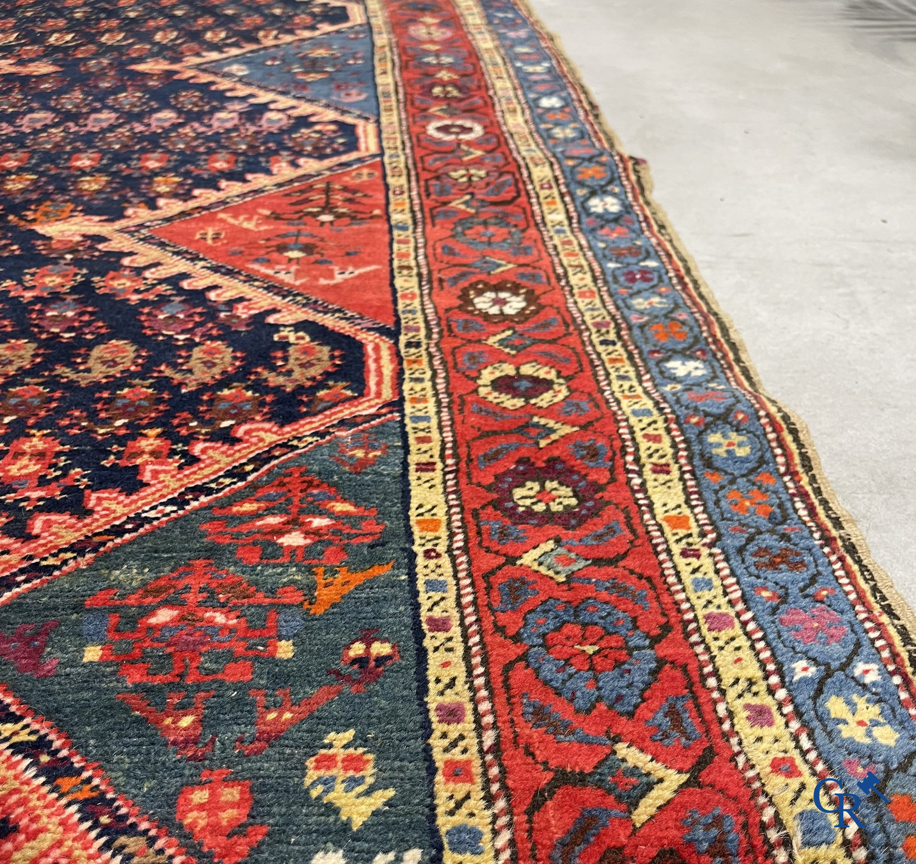 Tapis d'orient. Grand tapis antique noué à la main avec des motifs géométriques. XIXème.