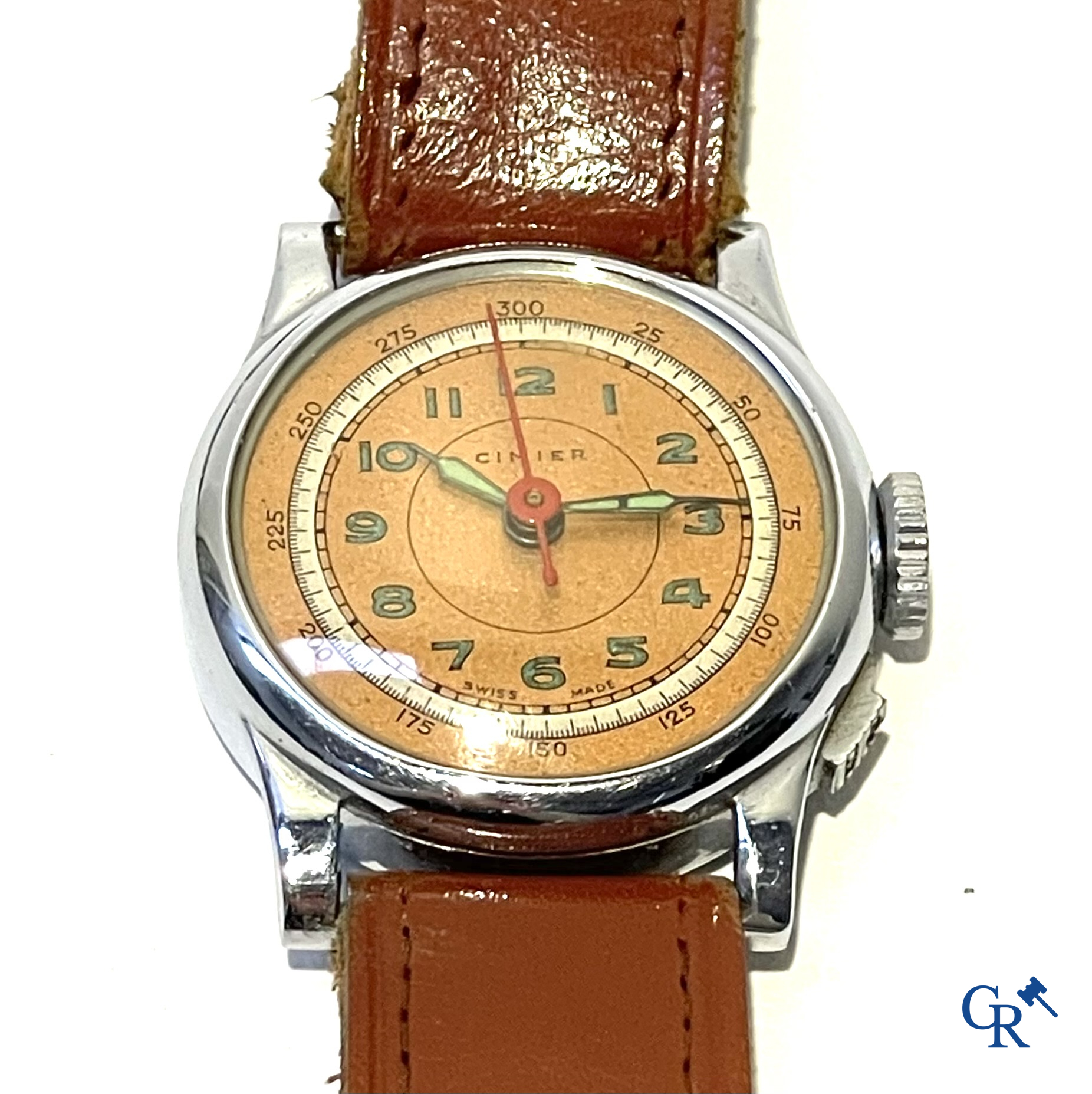 Watches, jewellery. A lot with 4 men's wristwatches, religious objects in silver, cigarette holder in amber, etc.