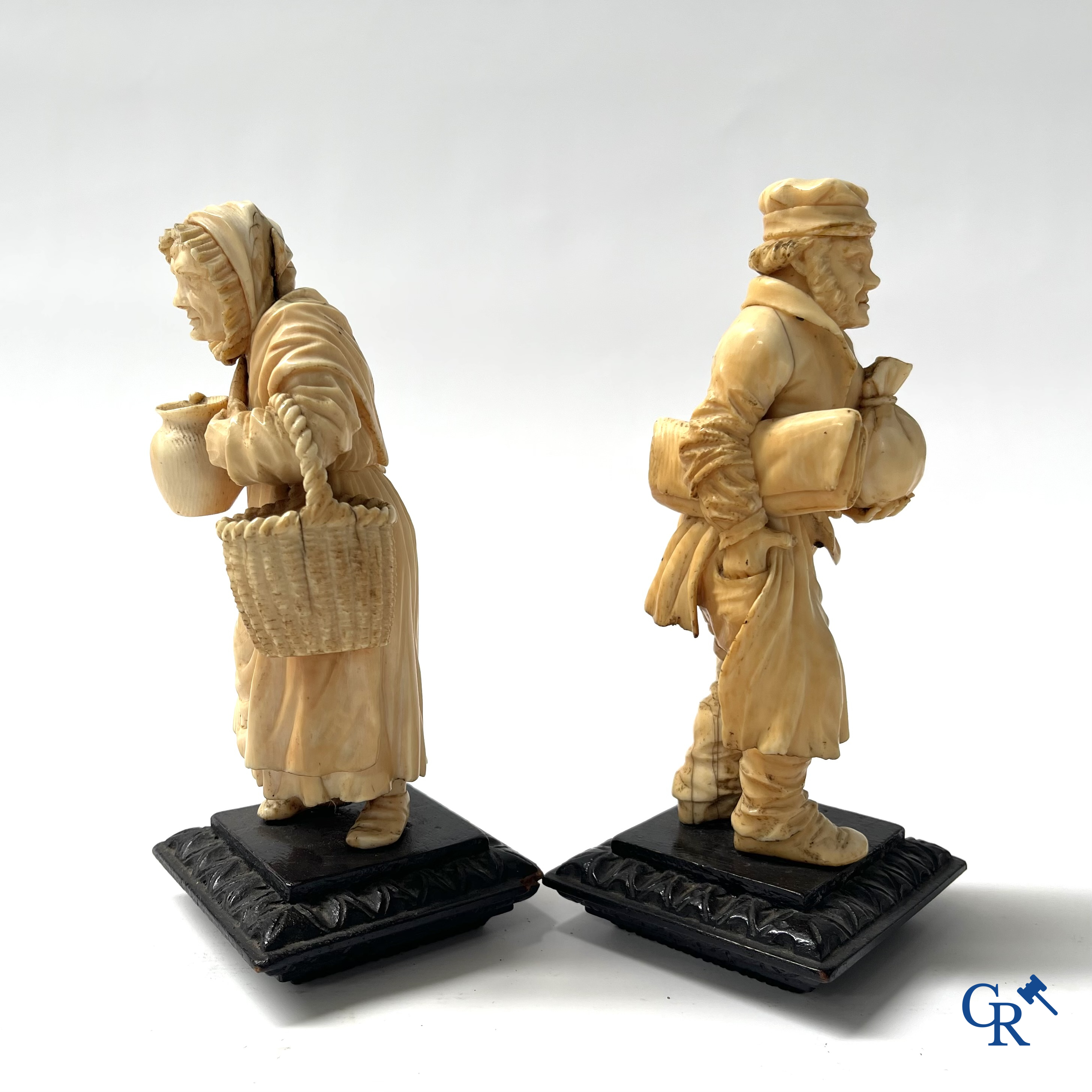 Few characters in sculpted bone on a black lacquered wooden base. Germany or France, 19th century.