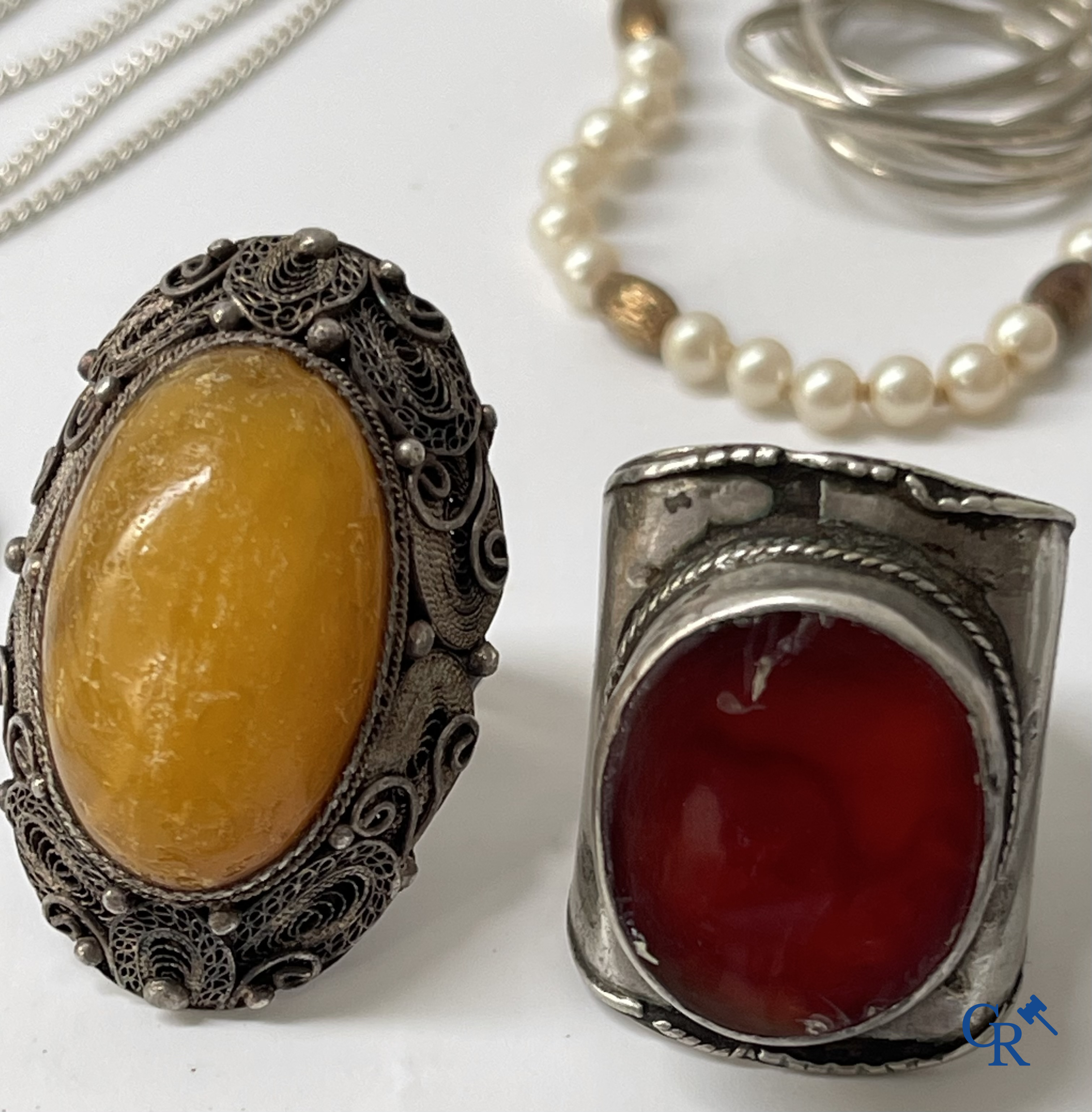 Juwelen. Lot objecten en juwelen in zilver of met zilver montuur. Een lot met uurwerken en juwelen in metaal bijgevoegd.