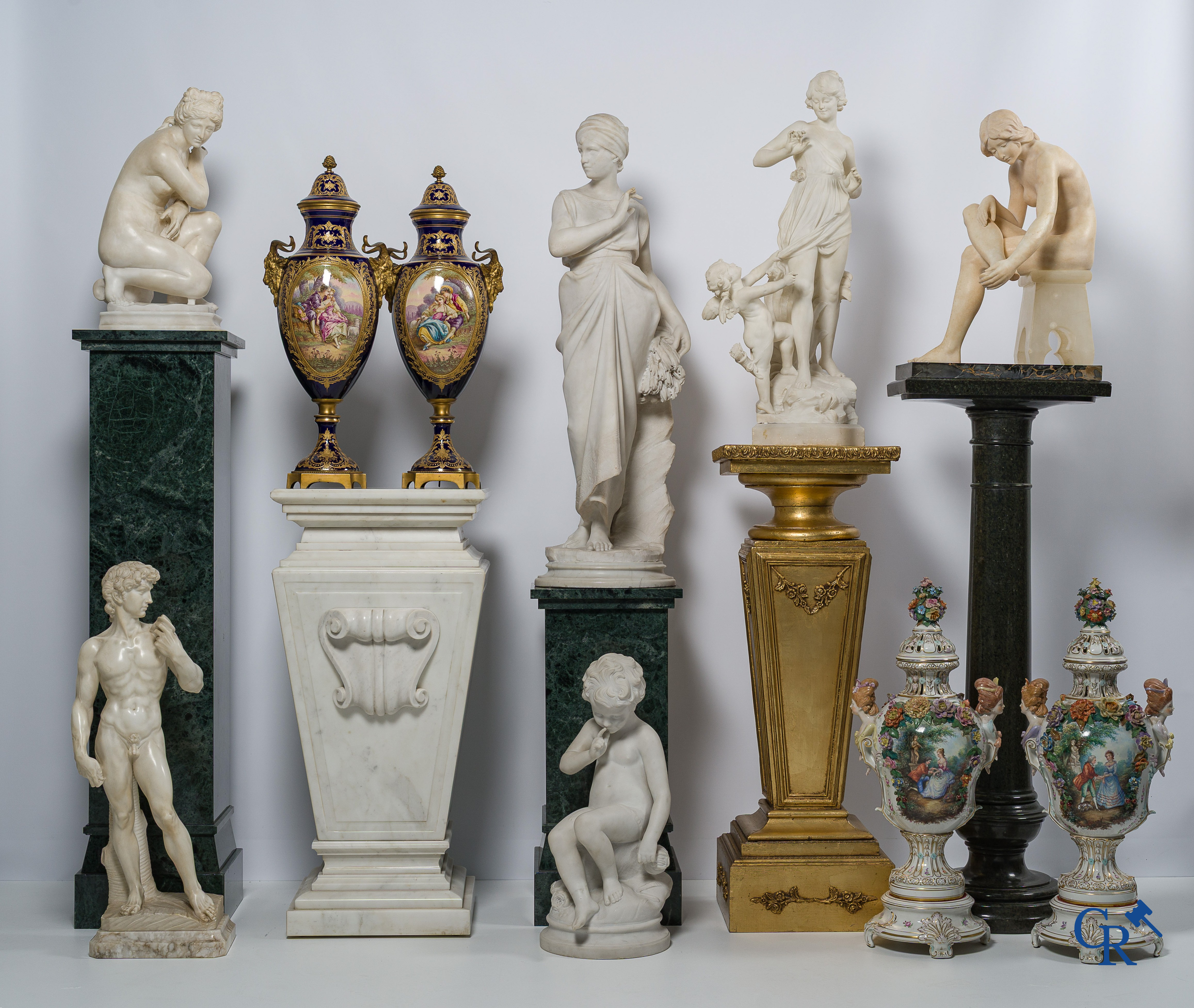 The crouching Venus. Italian Grand Tour sculpture in hand-carved marble. Around 1900-1920, in the antique style.