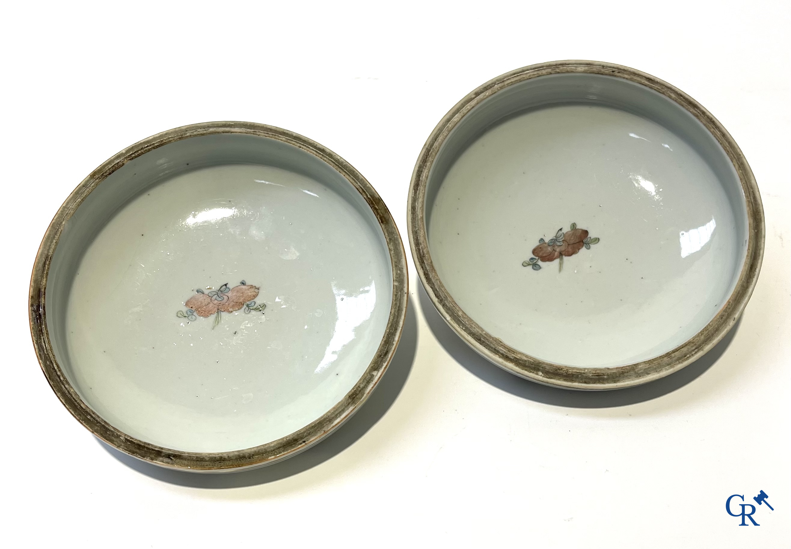 Asian Art, Chinese porcelain. A few lid jars with ladies-in-waiting. Around 1900.