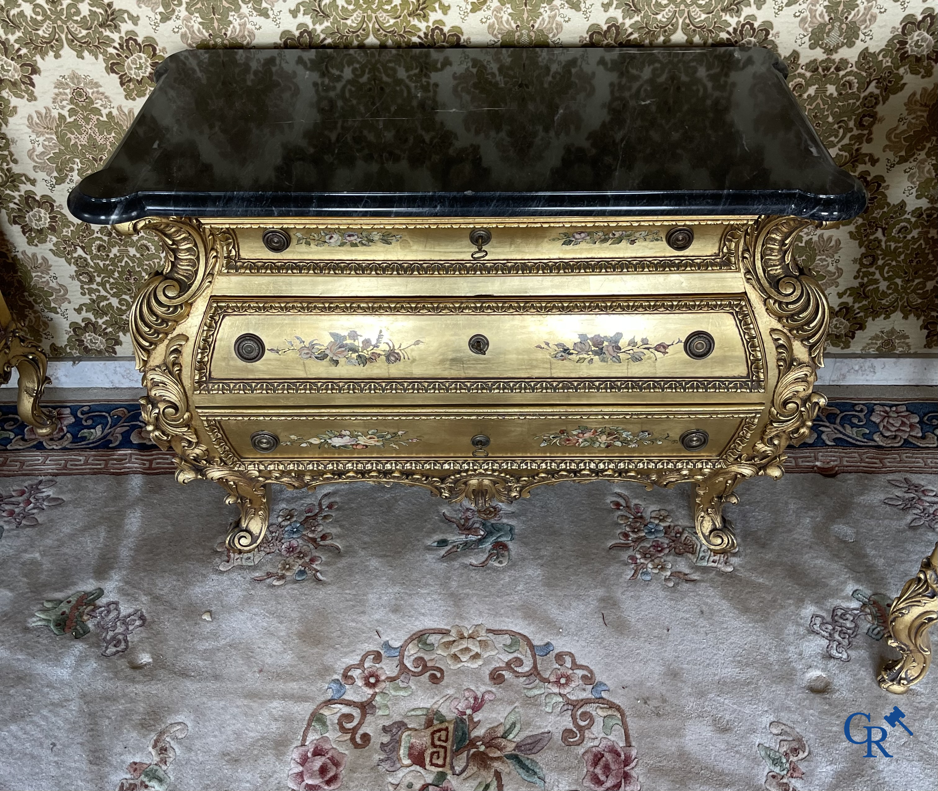 Meubelen. Uitgebreid lot met verguld en beschilderd houten meubilair. Console met spiegel, commode, armzetels, enz.