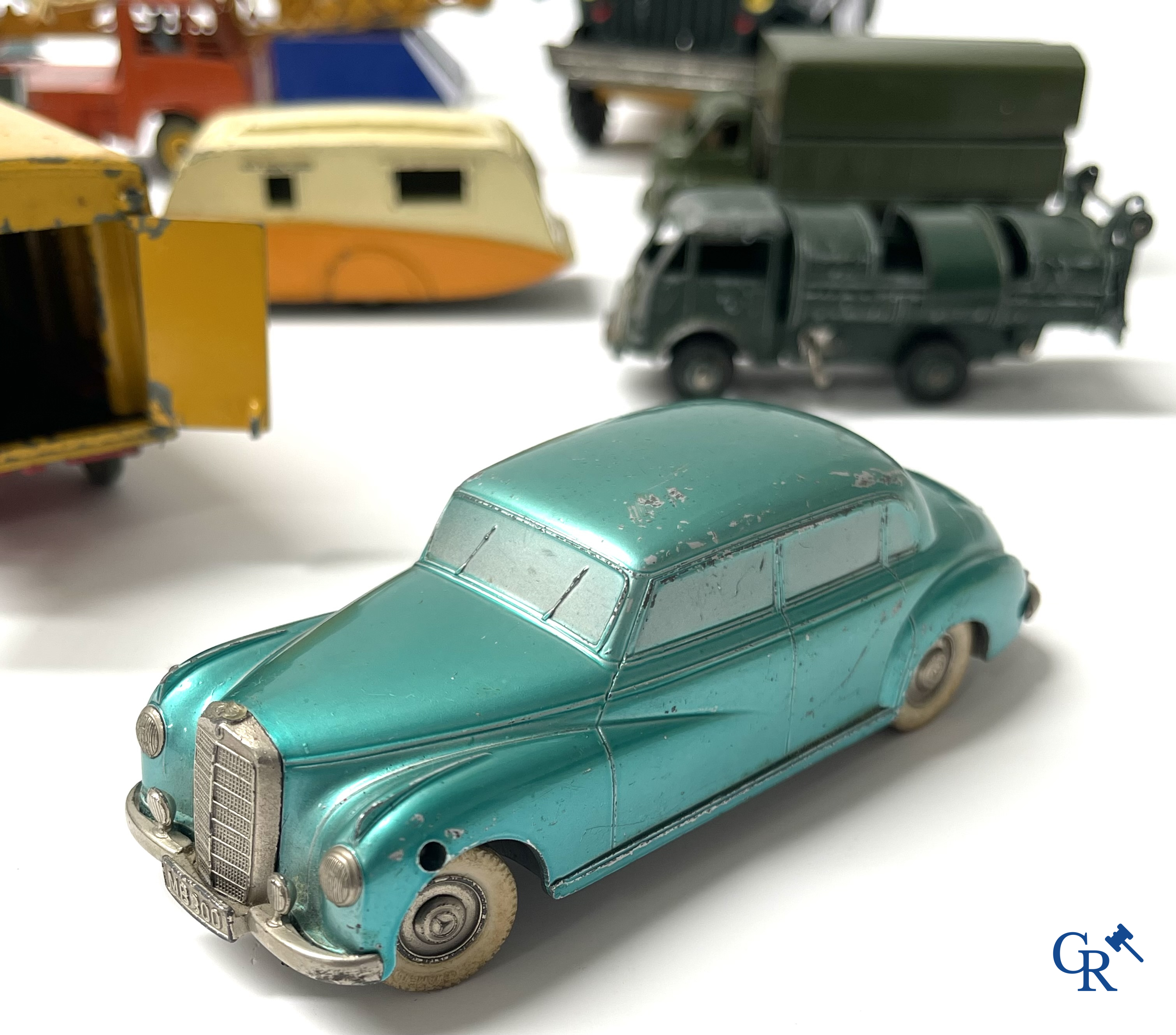 Vieux jouets. Intéressant lot de jouets. Dinky toys, Prameta Kölner Automodelle, Contstruction Jeep Japan, etc.