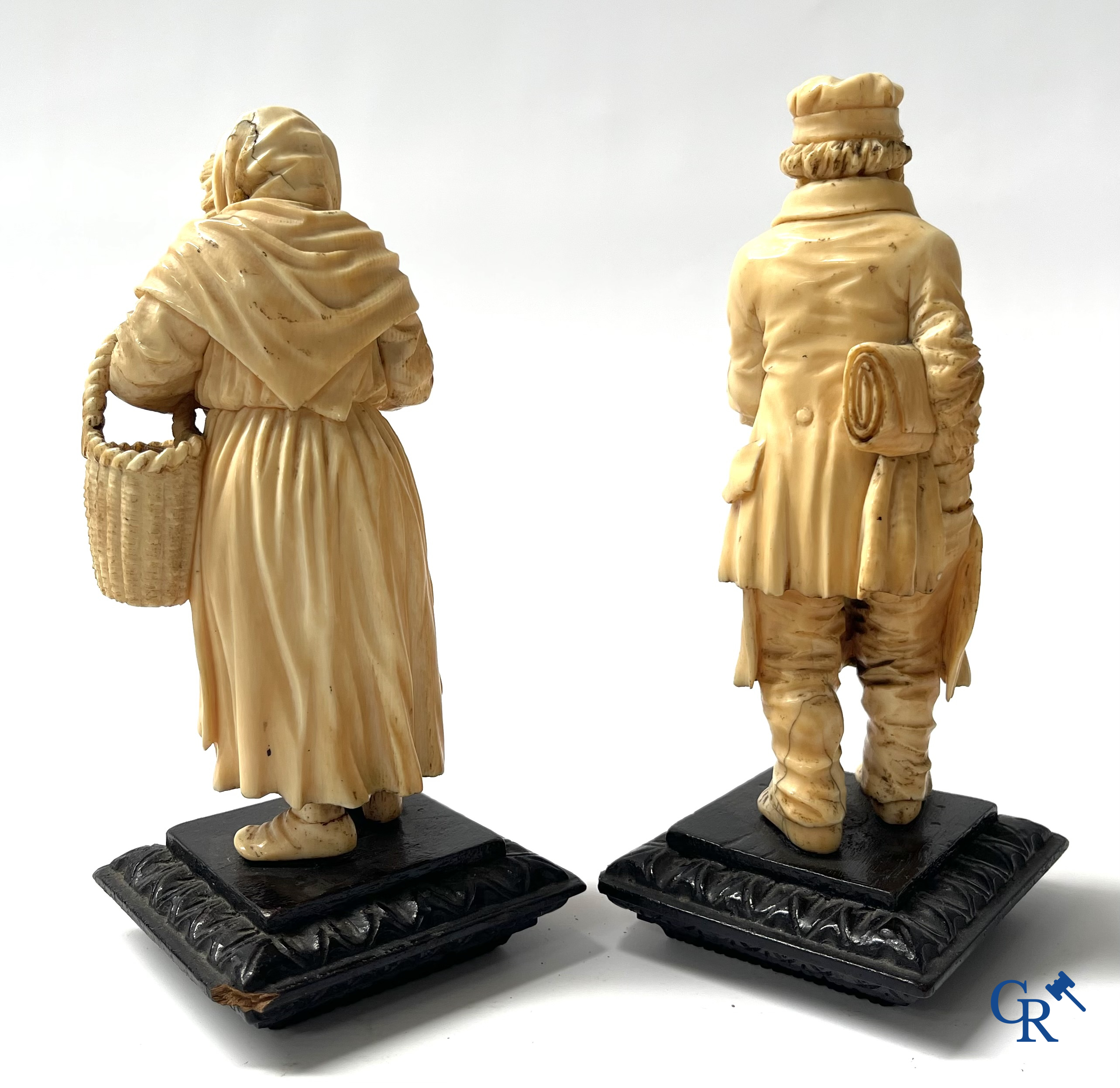 Few characters in sculpted bone on a black lacquered wooden base. Germany or France, 19th century.