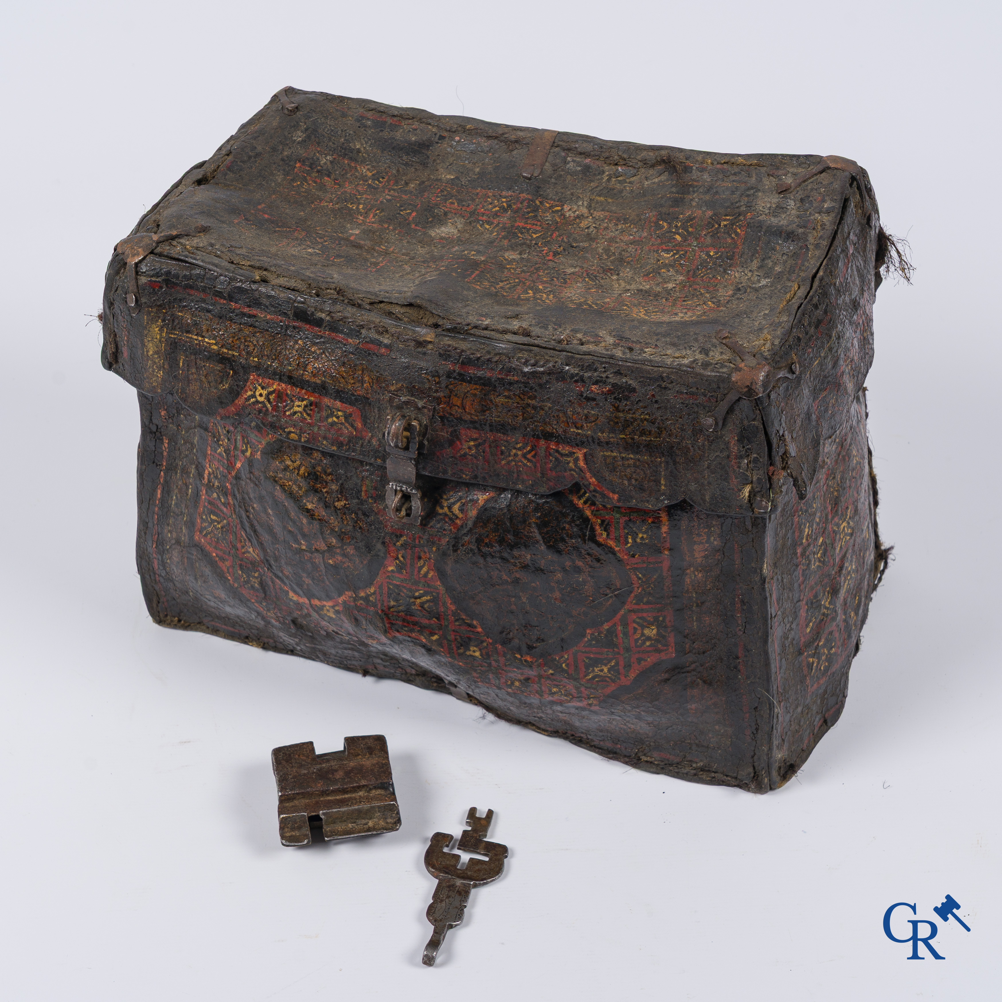 Ancien coffret à monnaie ou à documents en cuir avec serrure en fer forgé d'origine.