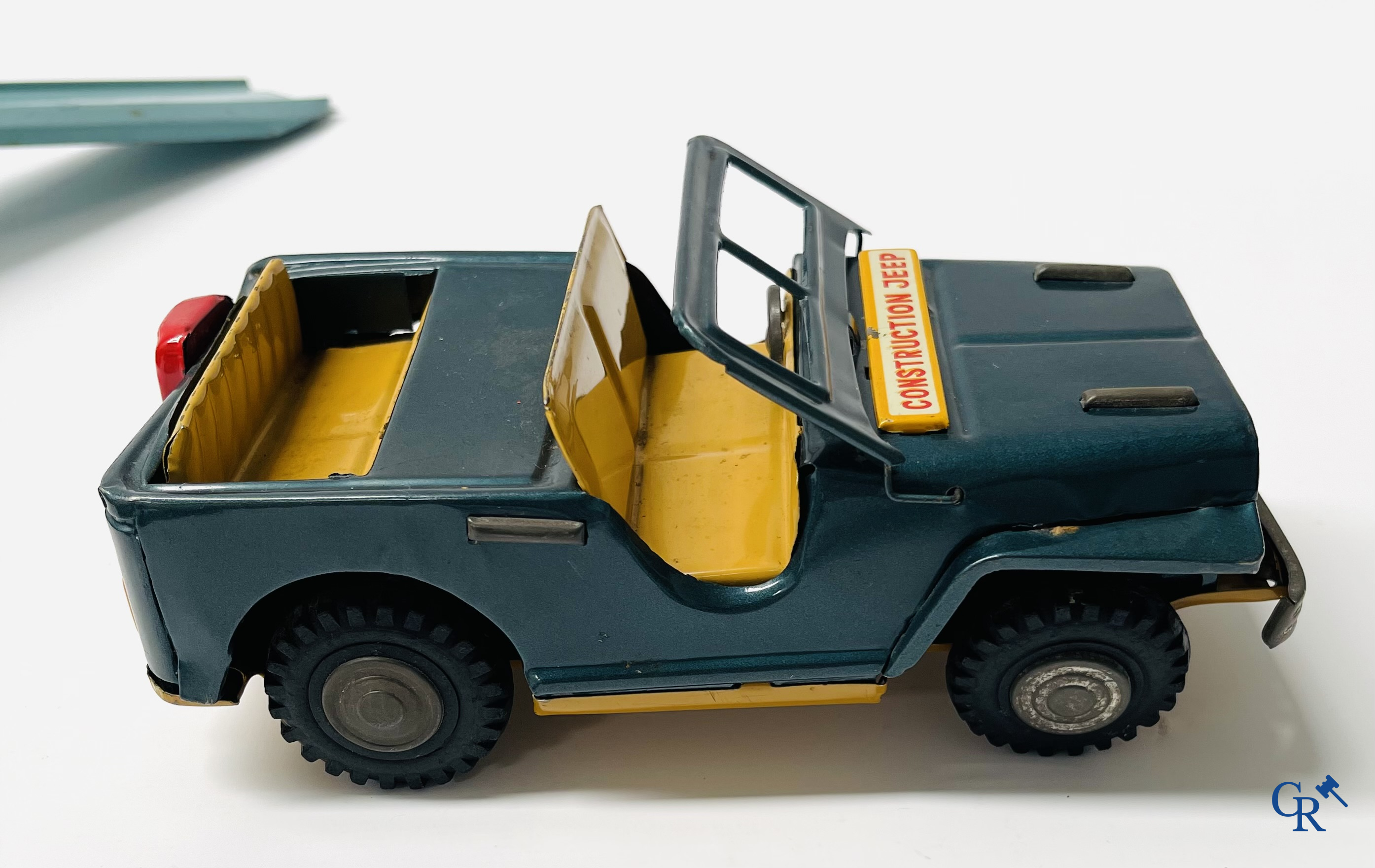 Vieux jouets. Intéressant lot de jouets. Dinky toys, Prameta Kölner Automodelle, Contstruction Jeep Japan, etc.