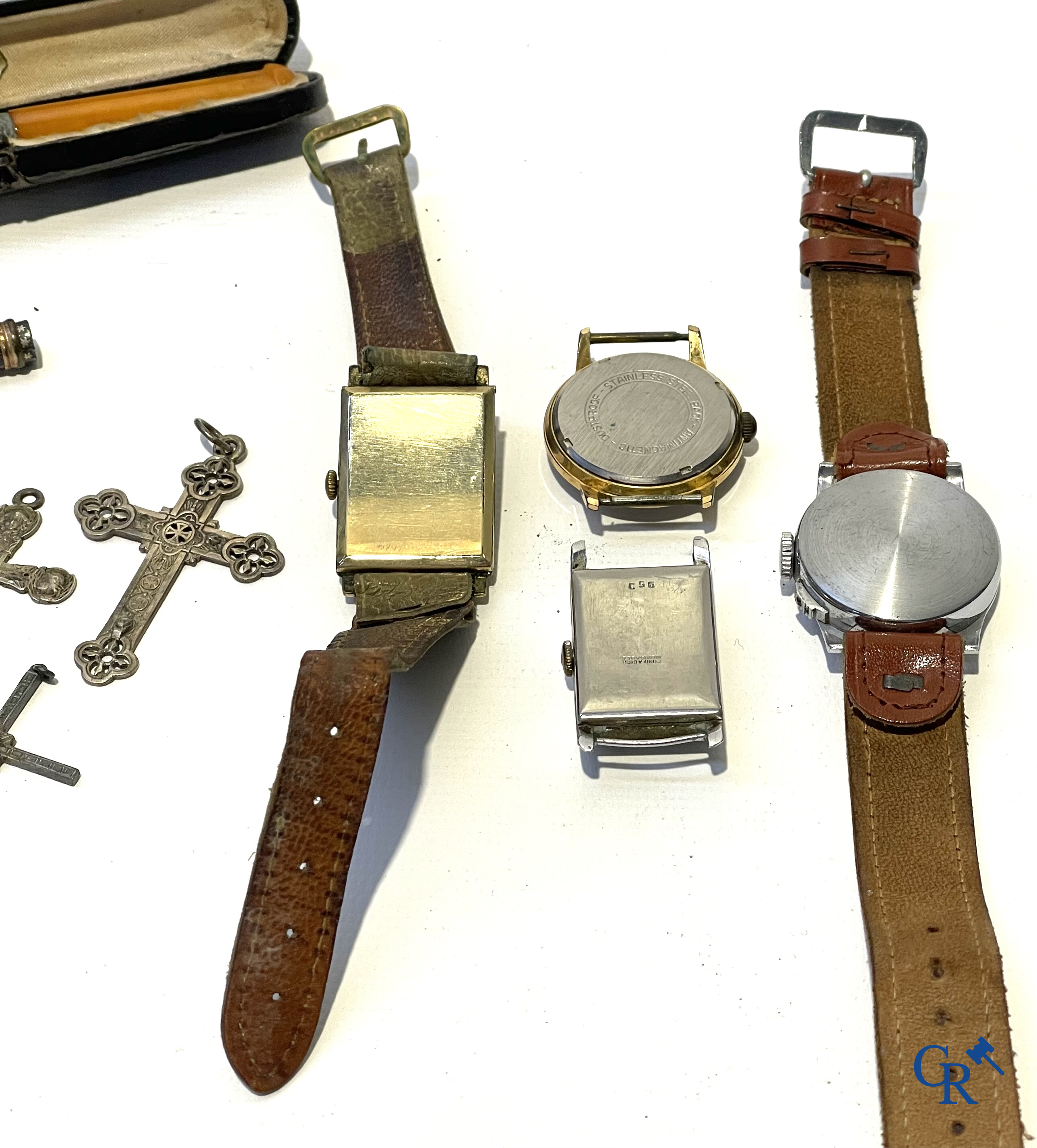 Watches, jewellery. A lot with 4 men's wristwatches, religious objects in silver, cigarette holder in amber, etc.